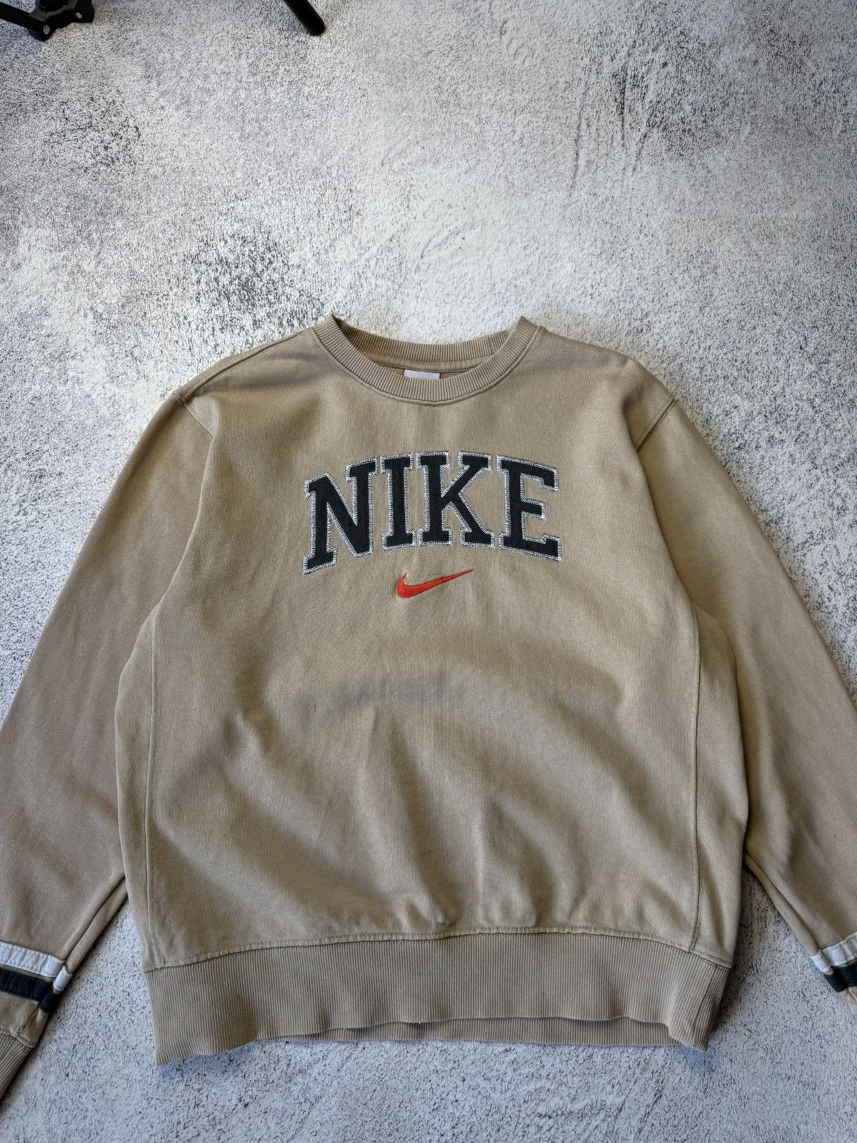 Nike VINTAGE 90s NIKE DISTRESSED CENTER LOGO SWEATSHIRTS CREWNECK Size US S / EU 44-46 / 1 - 2 Thumbnail