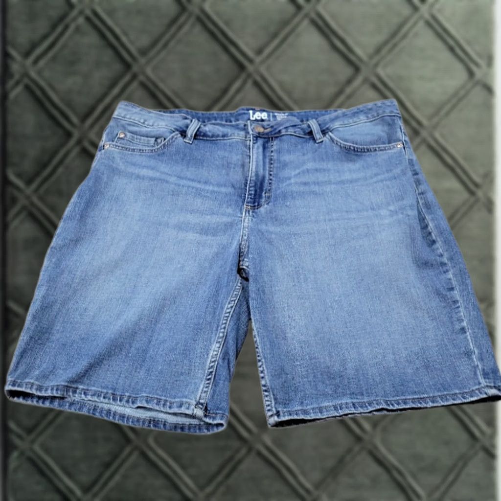 Lee Lee Shorts Womens 20 Blue Size W40 L10 Regular Fit Bermuda Mid Rise Denim Size 42" / US 20 - 1 Thumbnail