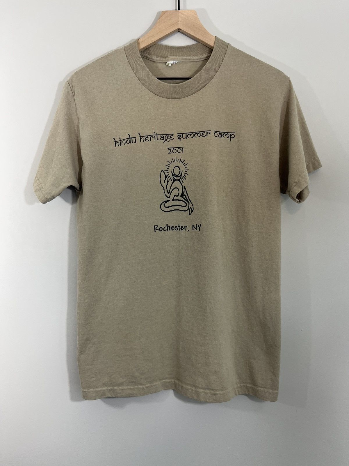 Vintage Vintage Hindu Summer Camp Distressed Faded 2000s Y2K Tee Size US M / EU 48-50 / 2 - 1 Thumbnail
