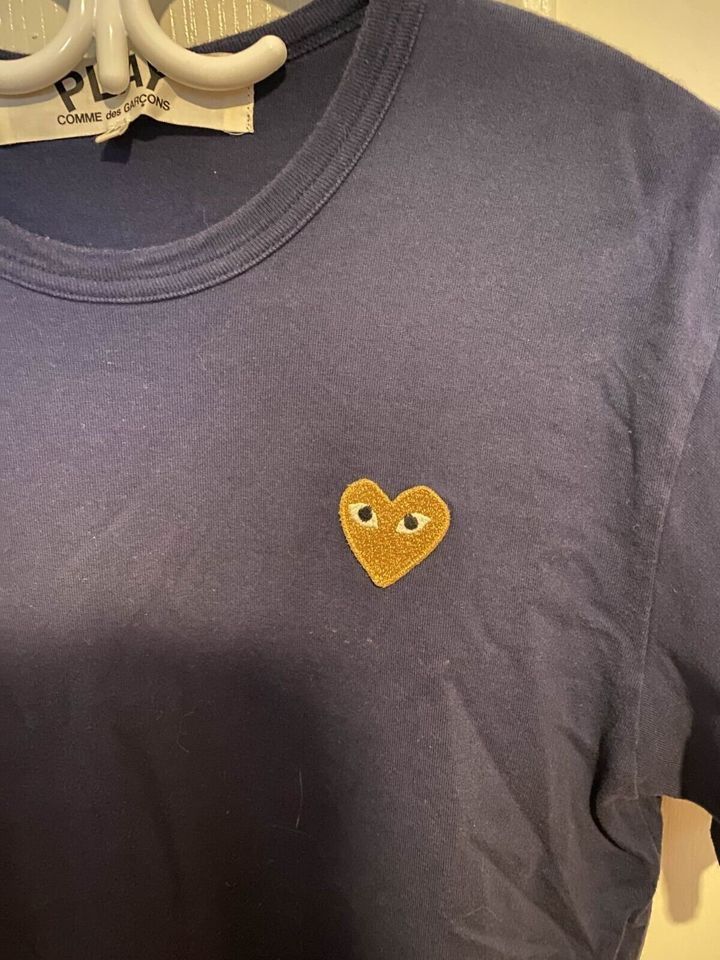 Comme des Garcons CDG PLAY Gold Heart Tee Navy Size US M / EU 48-50 / 2 - 2 Thumbnail