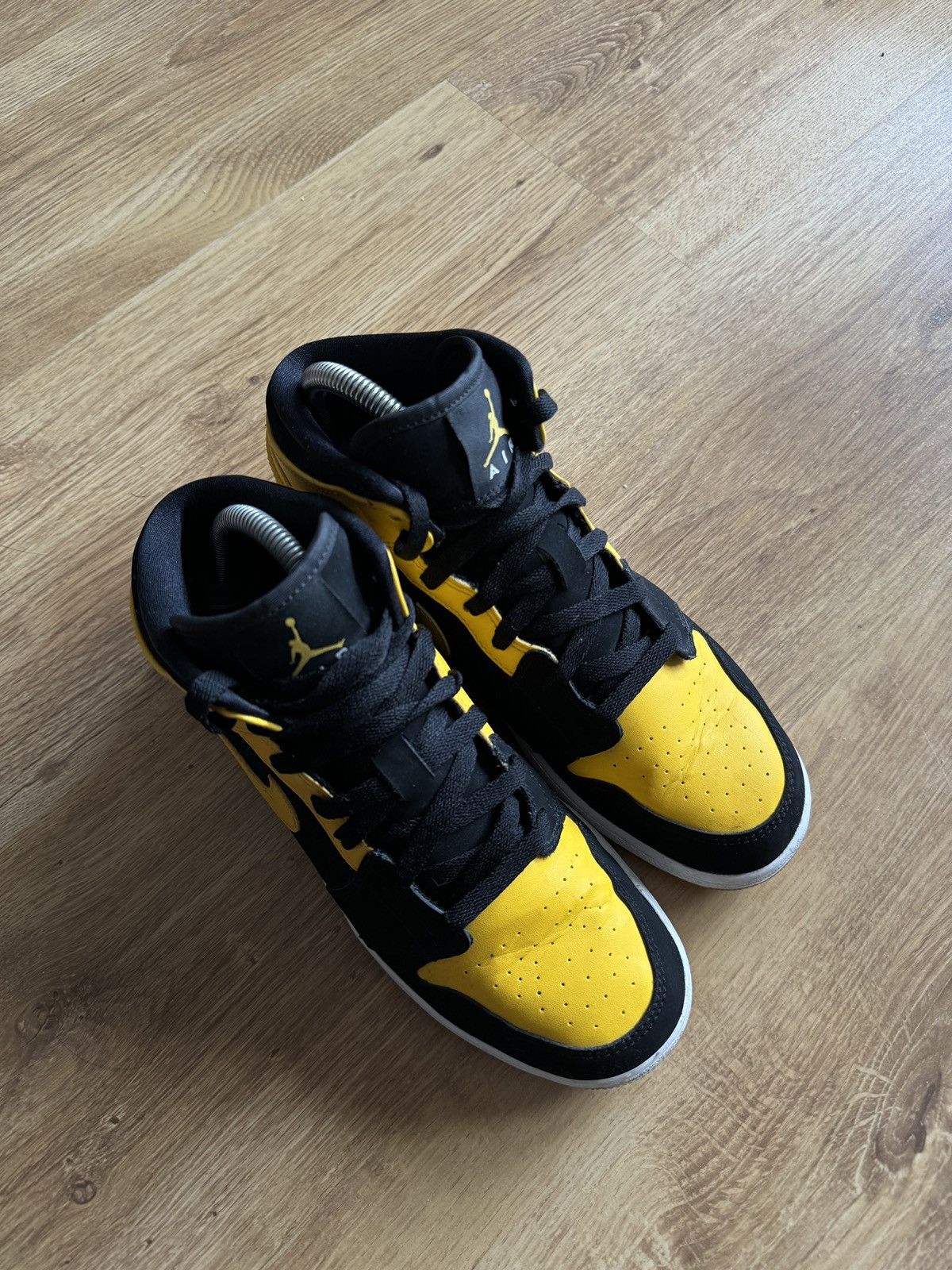 Nike Nike Air Jordan 1 Retro Mid GS “New Love”2016 Sneakers Size US 7 / EU 40 - 6 Thumbnail