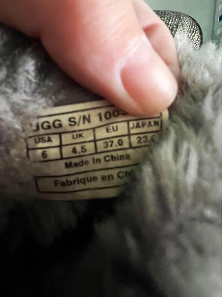 Other Uggs Winter Boots with Faux Fur Lining and Gem Size 6 Size US 6 / IT 36 - 6 Thumbnail