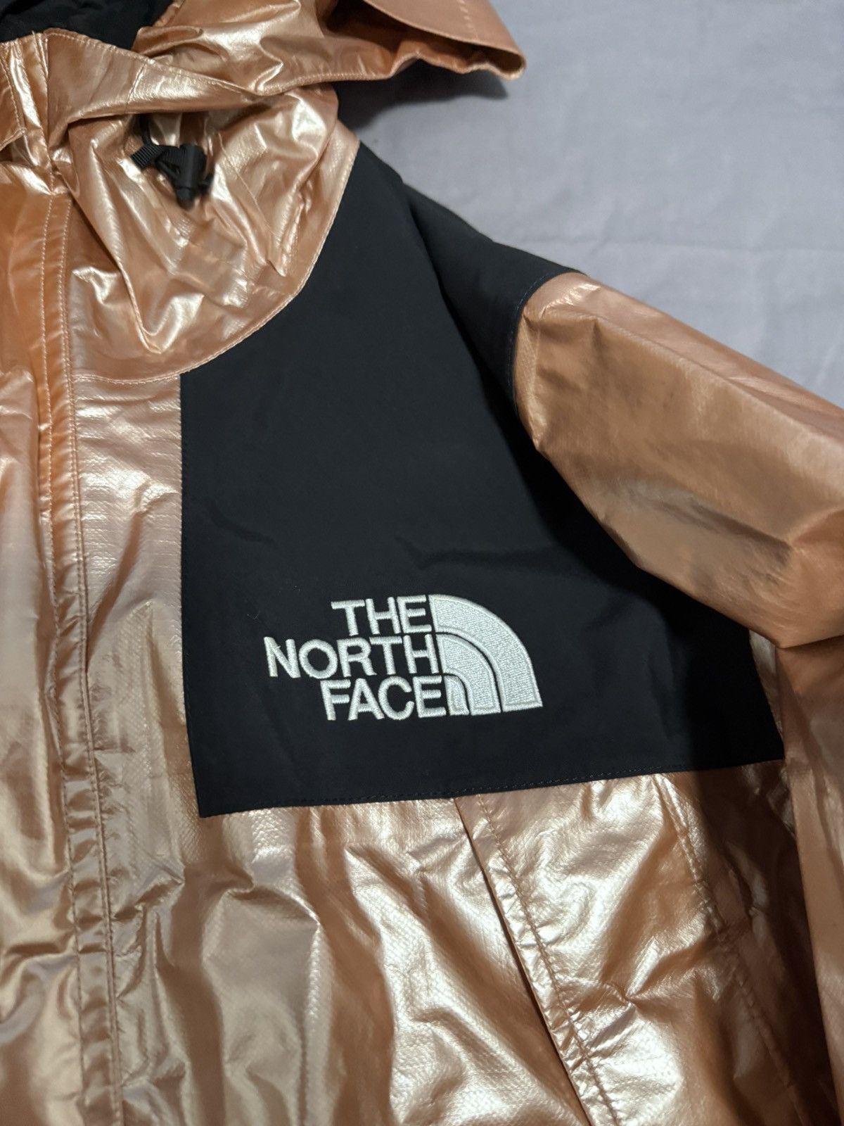 Supreme × The North Face Supreme tnf the north face metallic mountain parka gold rose Size US L / EU 52-54 / 3 - 3 Thumbnail