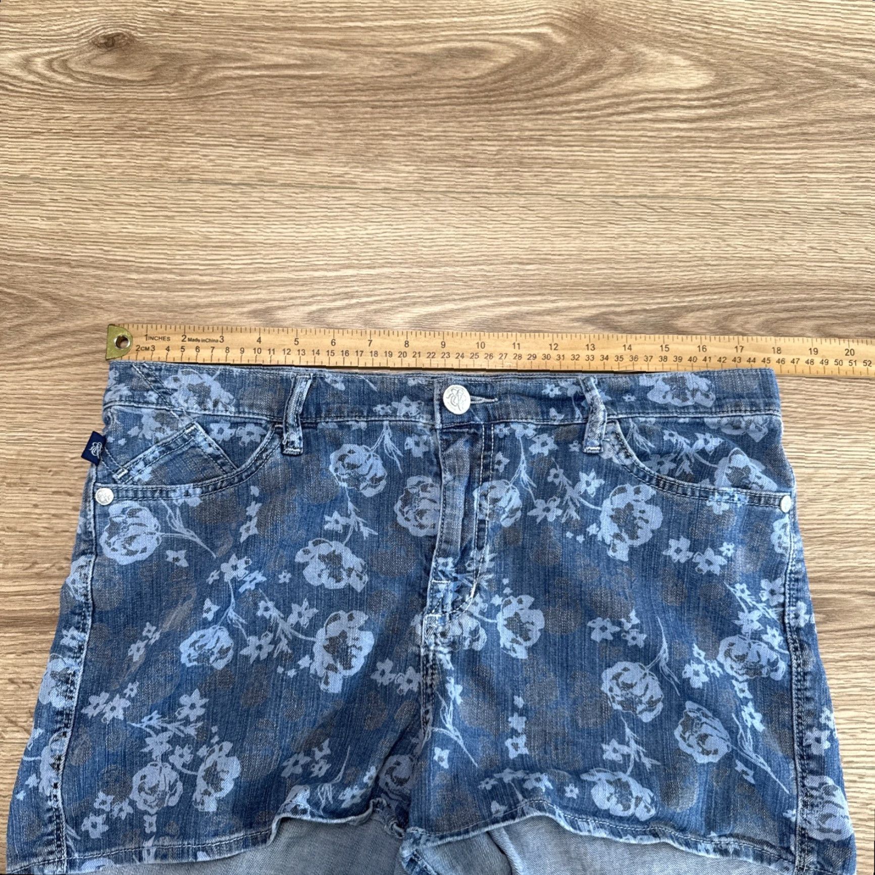Vintage VINTAGE Rock & Republic Women's Jean Shorts 16 Floral Print Stretch Denim Mid Rise 8.5-10.5in Summer Casual Size 38" / US 16 / IT 52 - 3 Thumbnail
