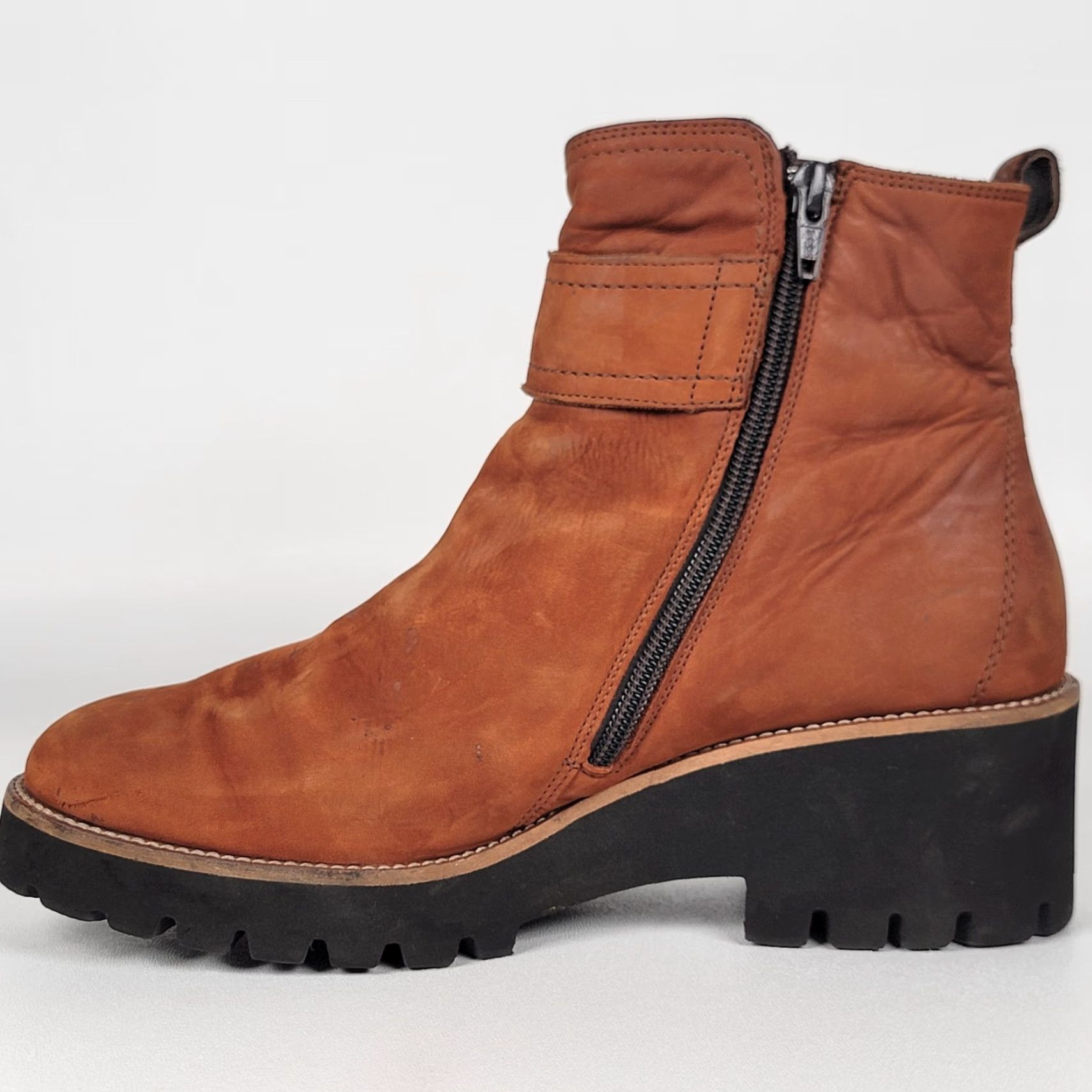 Vintage VINTAGE Paul Green Boots Women’s 8 Brown Leather Short Lug Bootie Zip Buckle Cushioned Insole Round Toe Mid Heel Fall Winter Spring UK 6 US 8 Size 28" / US 6 / IT 42 - 4 Thumbnail
