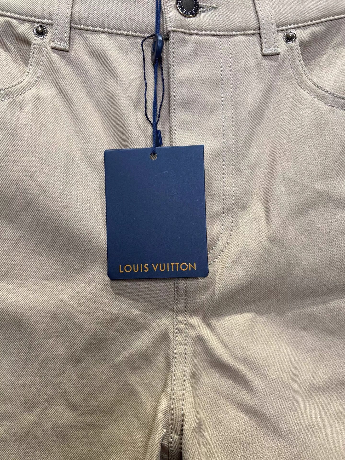 Louis Vuitton Louis Vuitton SS24 Shorts with Rear Leather Patch K36 Size US 42 / EU 58 - 5 Thumbnail