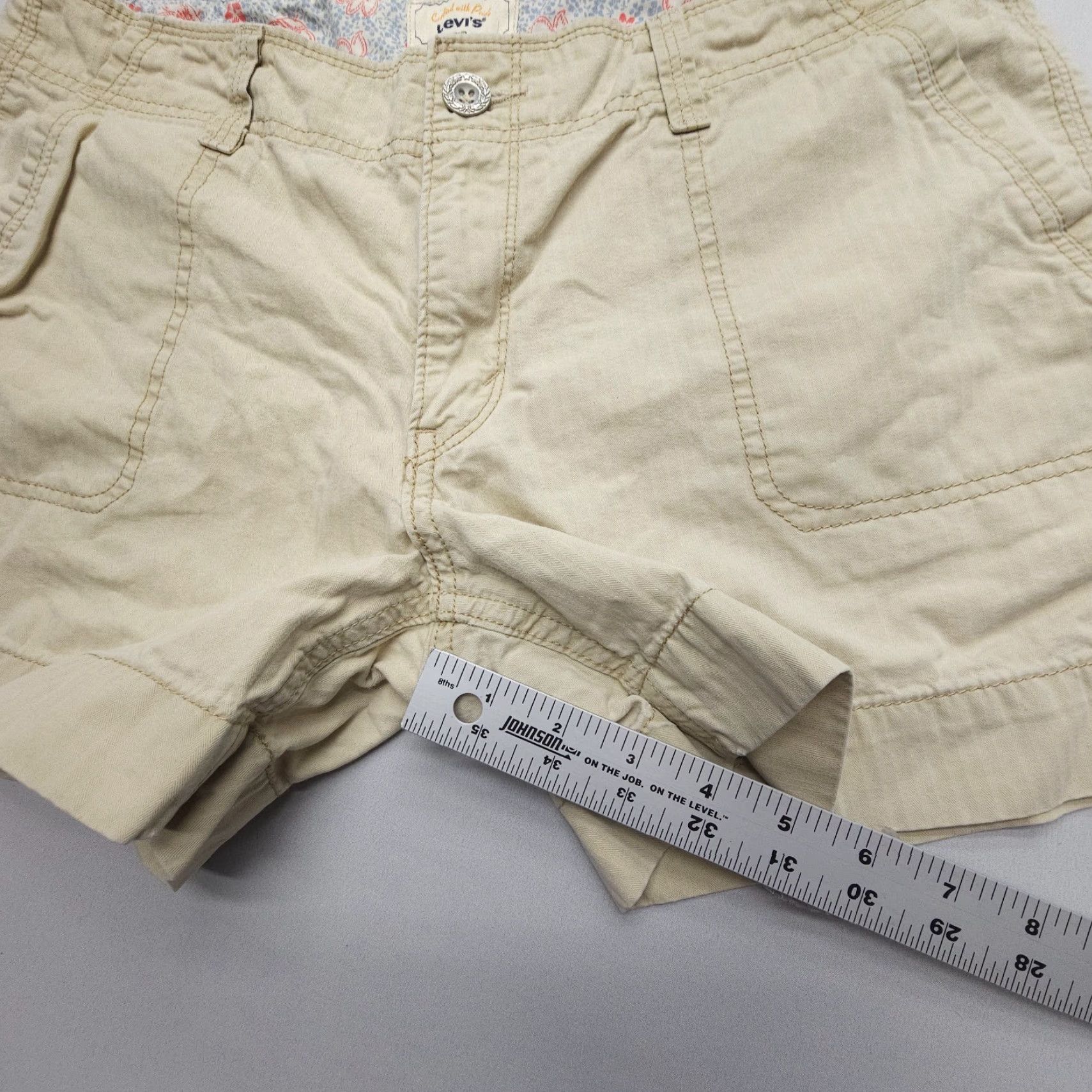 Levi's Levi's Women's Mini Shorts Size 8 Ivory Low Rise 4" Inseam Cotton Casual 2000s Size 30" / US 8 / IT 44 - 4 Thumbnail