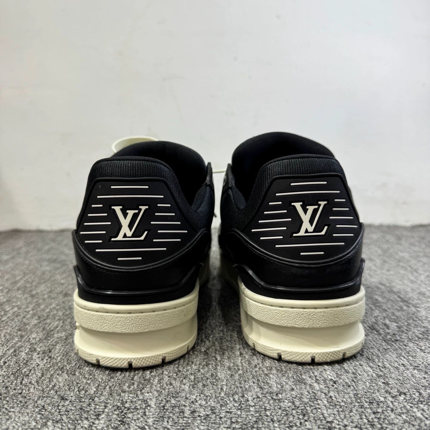 Louis Vuitton lv black & white trainer 7.5 Size US 7.5 / EU 40-41 - 3 Thumbnail