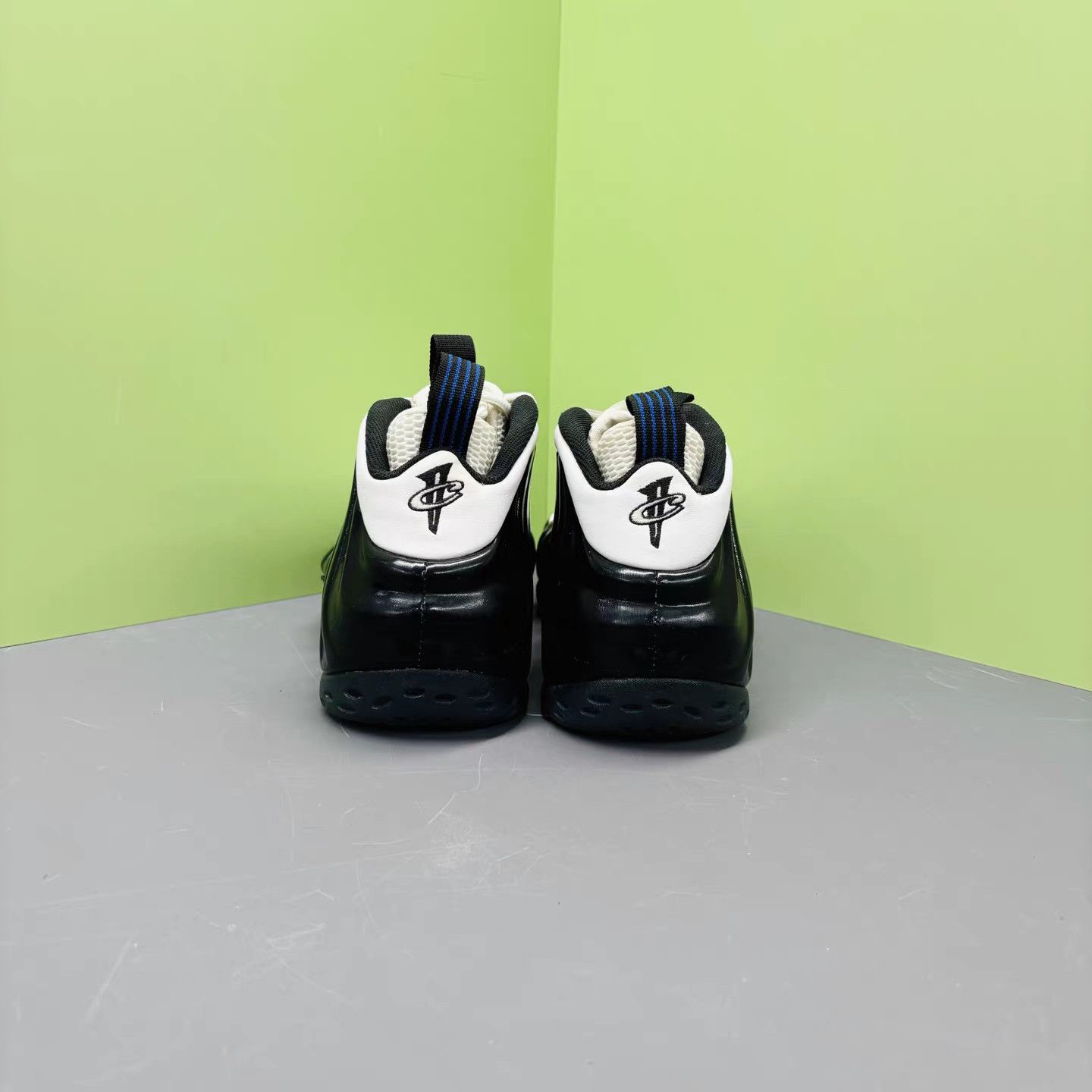 Nike Nike Air Foamposite One Black & White K15 Size US 12.5 / EU 45-46 - 6 Thumbnail