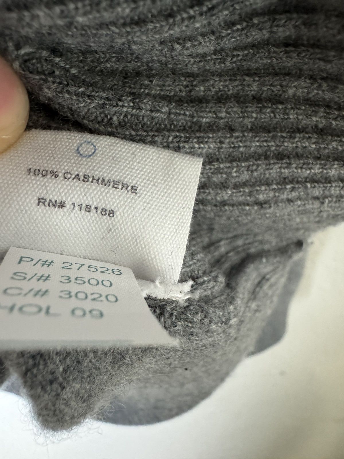 Martin + Osa MARTIN & OSA 100% CASHMERE V NECK GRAYSWEATER SIZE LARGE Size US L / EU 52-54 / 3 - 4 Thumbnail