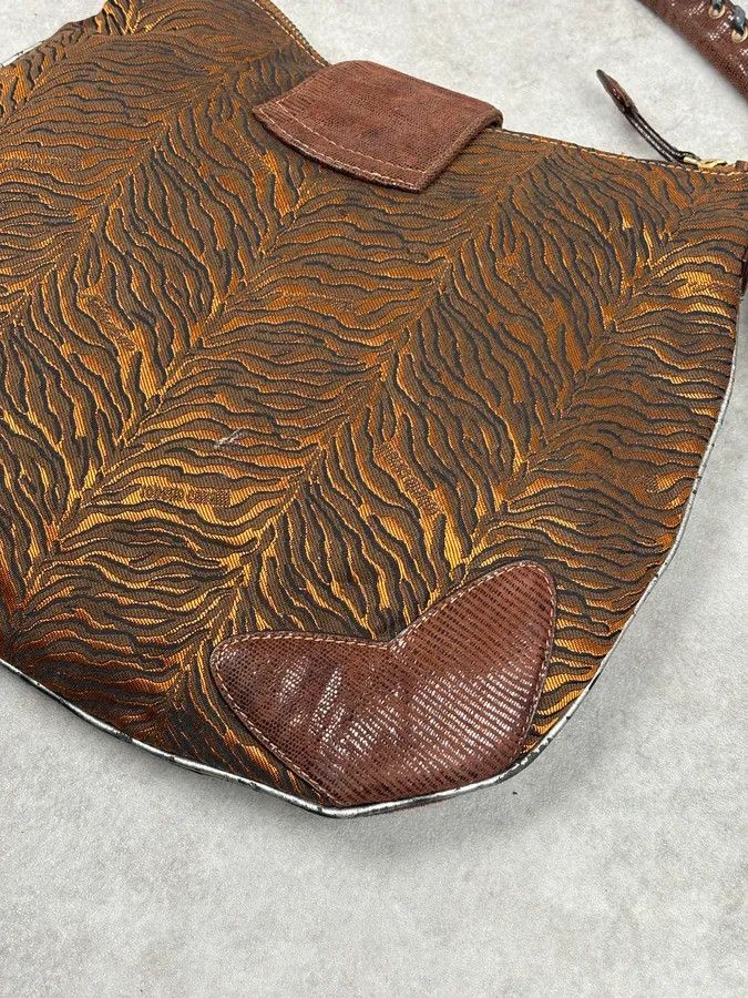 Roberto Cavalli 2000s Roberto Cavalli Brown Leather Tiger Embossed Shoulder Bag Size ONE SIZE - 6 Thumbnail