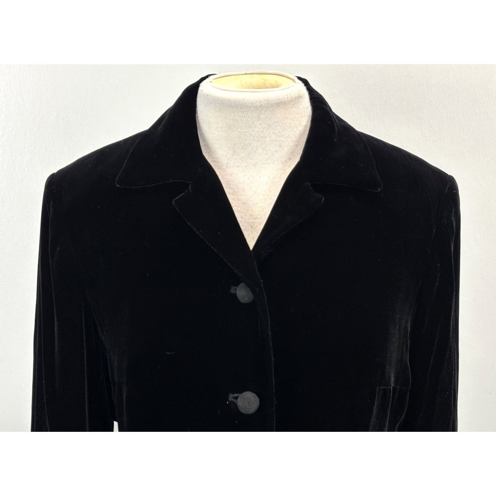 Jones New York VINTAGE Jones New York Velvet Jacket Women’s 10 Whimsigoth 90s Witchy Black Velvet Jacket Womens 10 Whimsigoth 90s Size L / US 10 / IT 46 - 5 Thumbnail