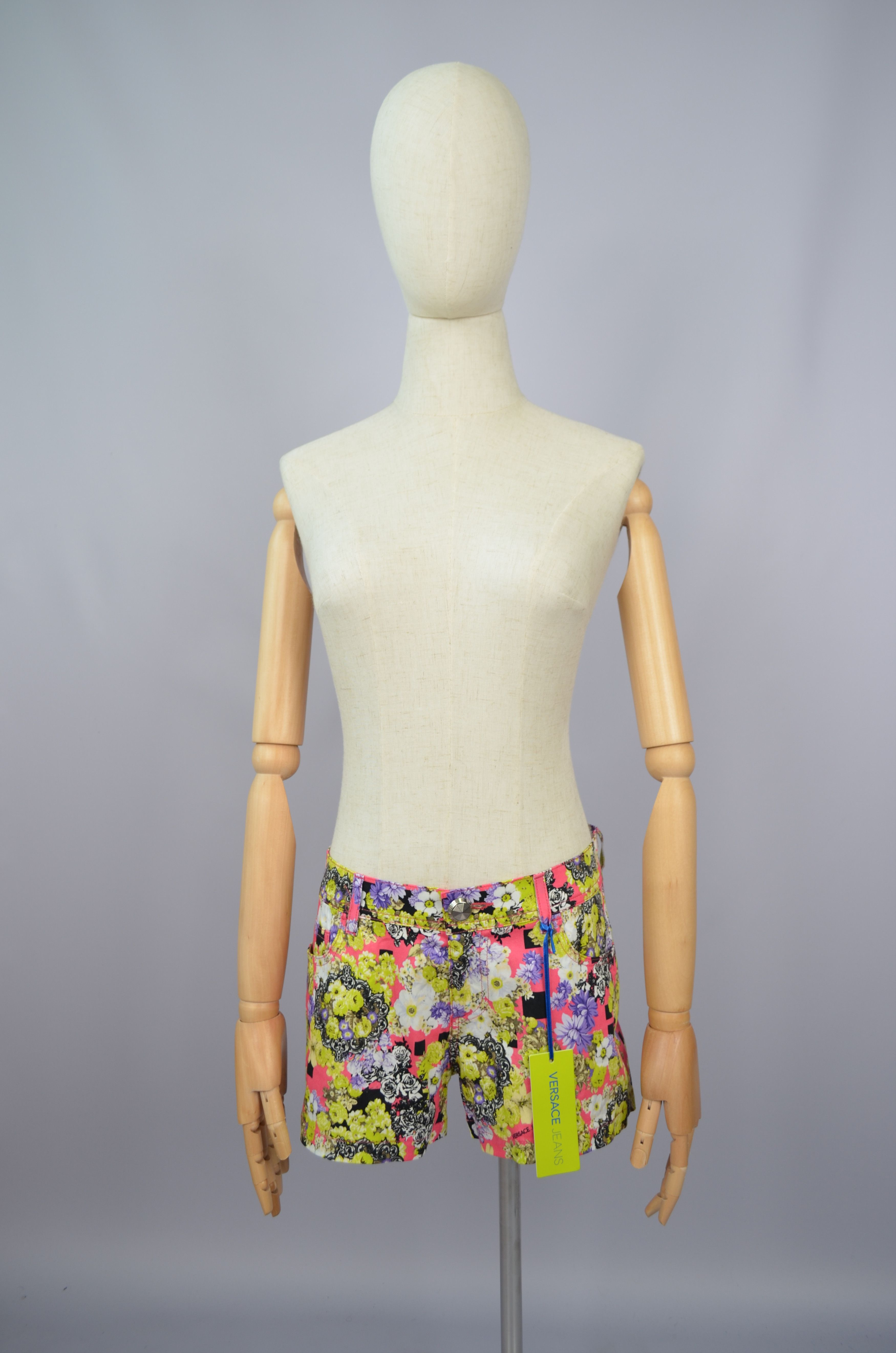 Versace × Versace Jeans Couture Versace Womens Mini Shorts Floral Print Size US6 / UK8 W28 Size 28" / US 6 / IT 42 - 3 Thumbnail