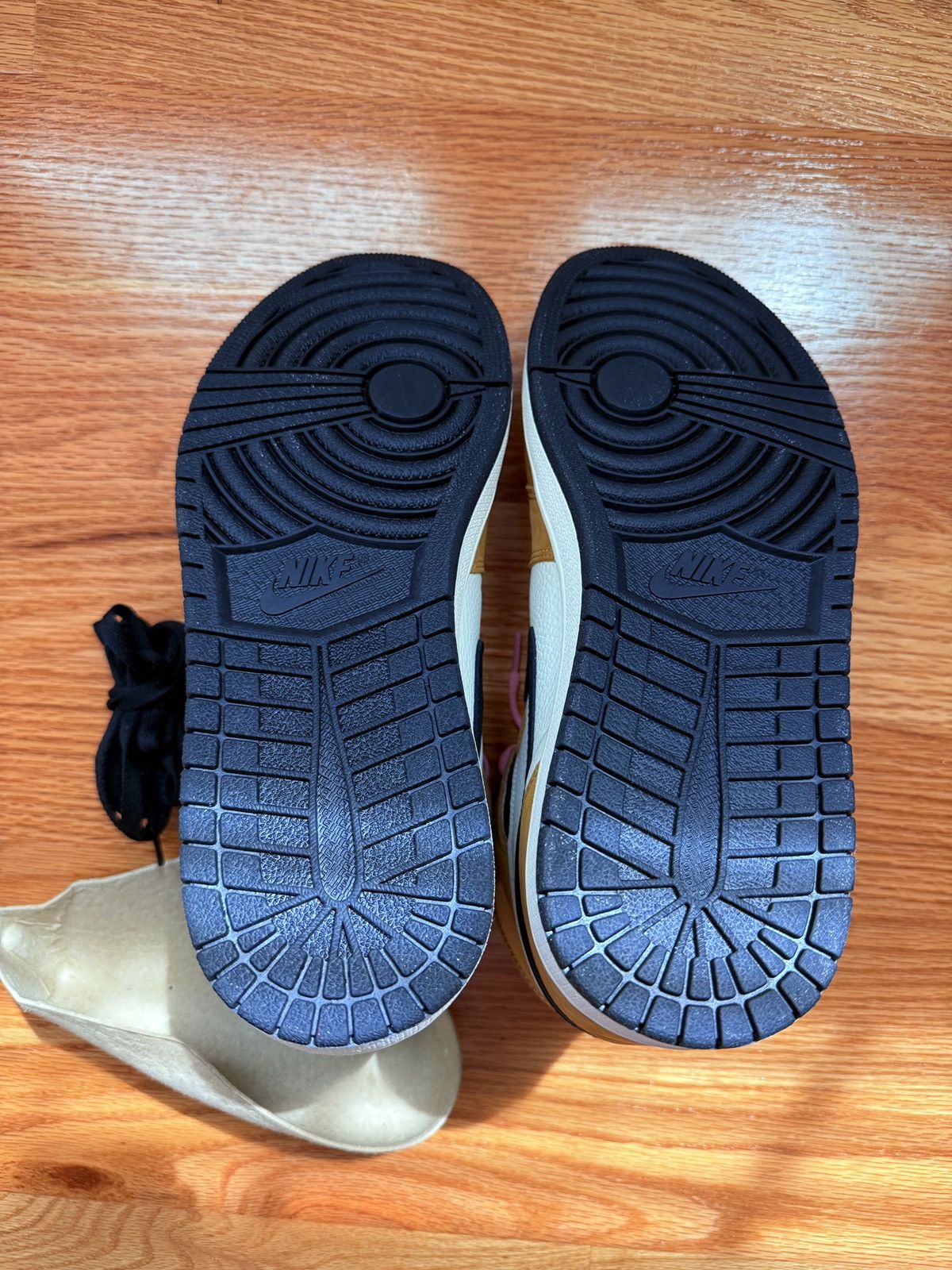 Nike Rookie of the year 1s Size US 10 / EU 43 - 3 Thumbnail