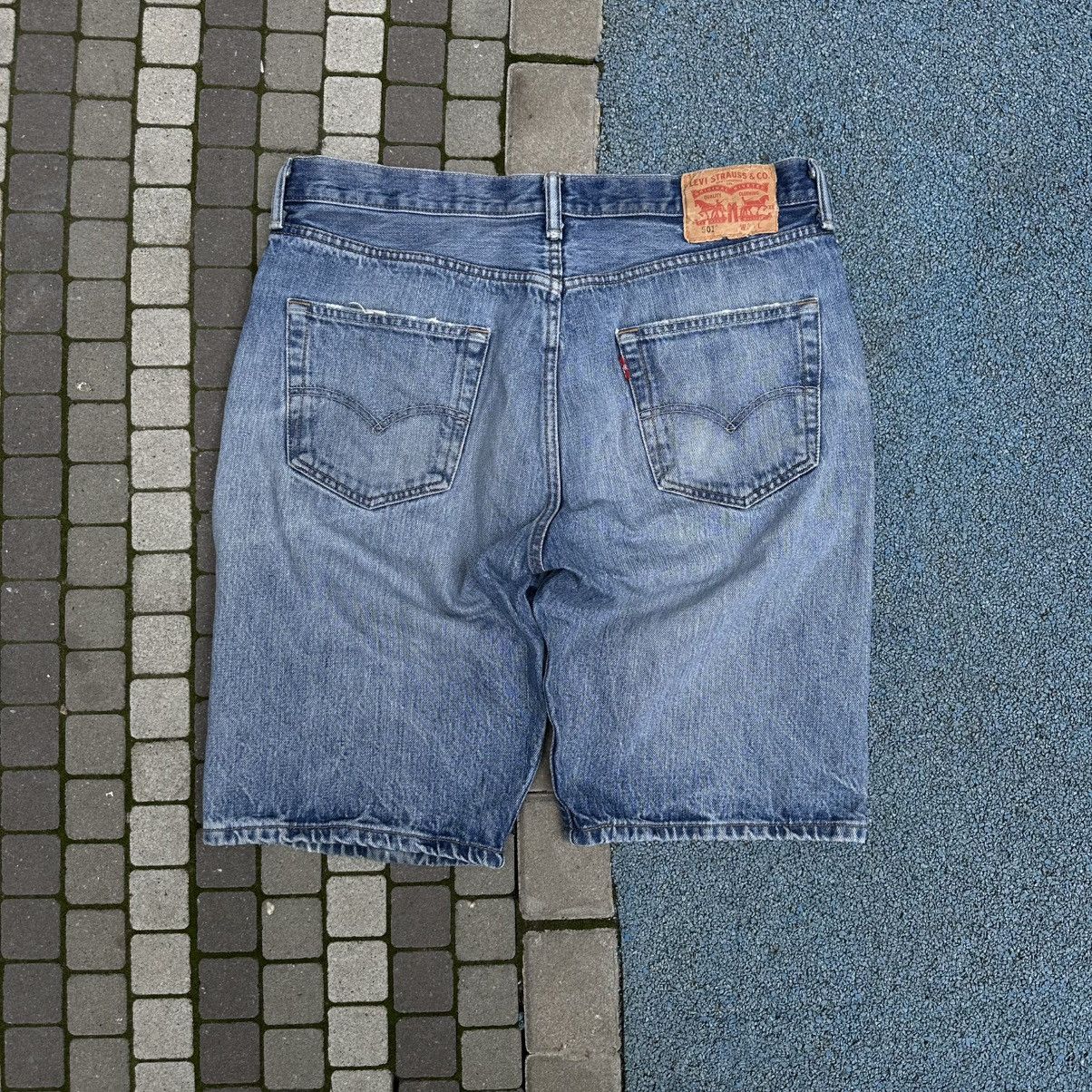 Levi's × Vintage Vintage Levi’s Shorts Size 34 Style USA 00s USA Size US 34 / EU 50 - 2 Thumbnail