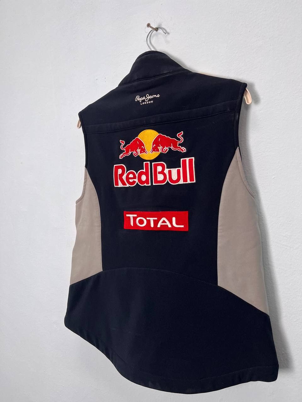 Other F1 Red Bull Racing Supply Pere Pere Vest M REDBULL Size US M / EU 48-50 / 2 - 5 Thumbnail