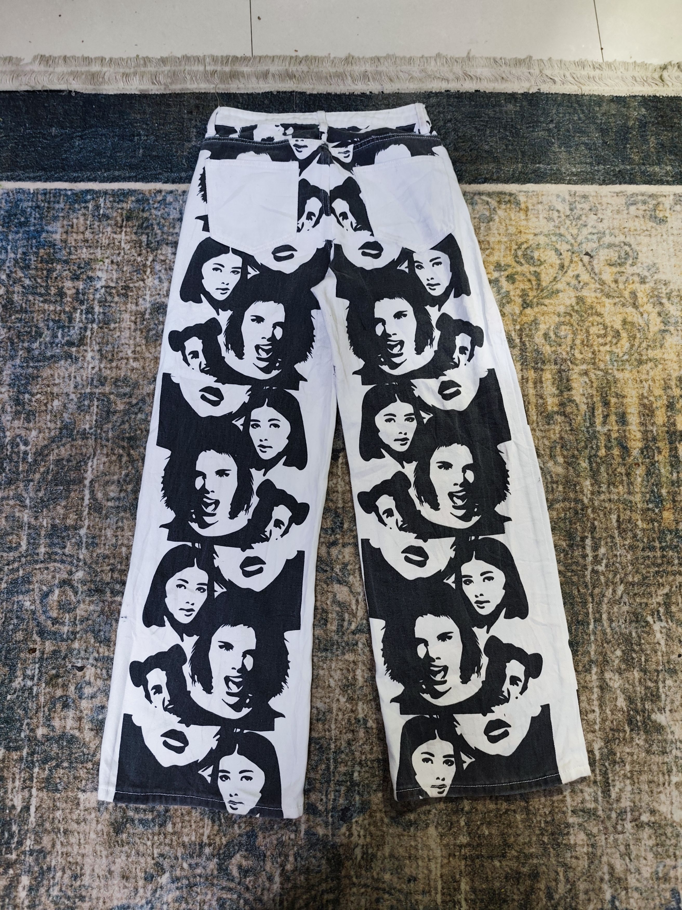 Other Edikted overprint jeans Size 28" / US 6 / IT 42 - 2 Thumbnail