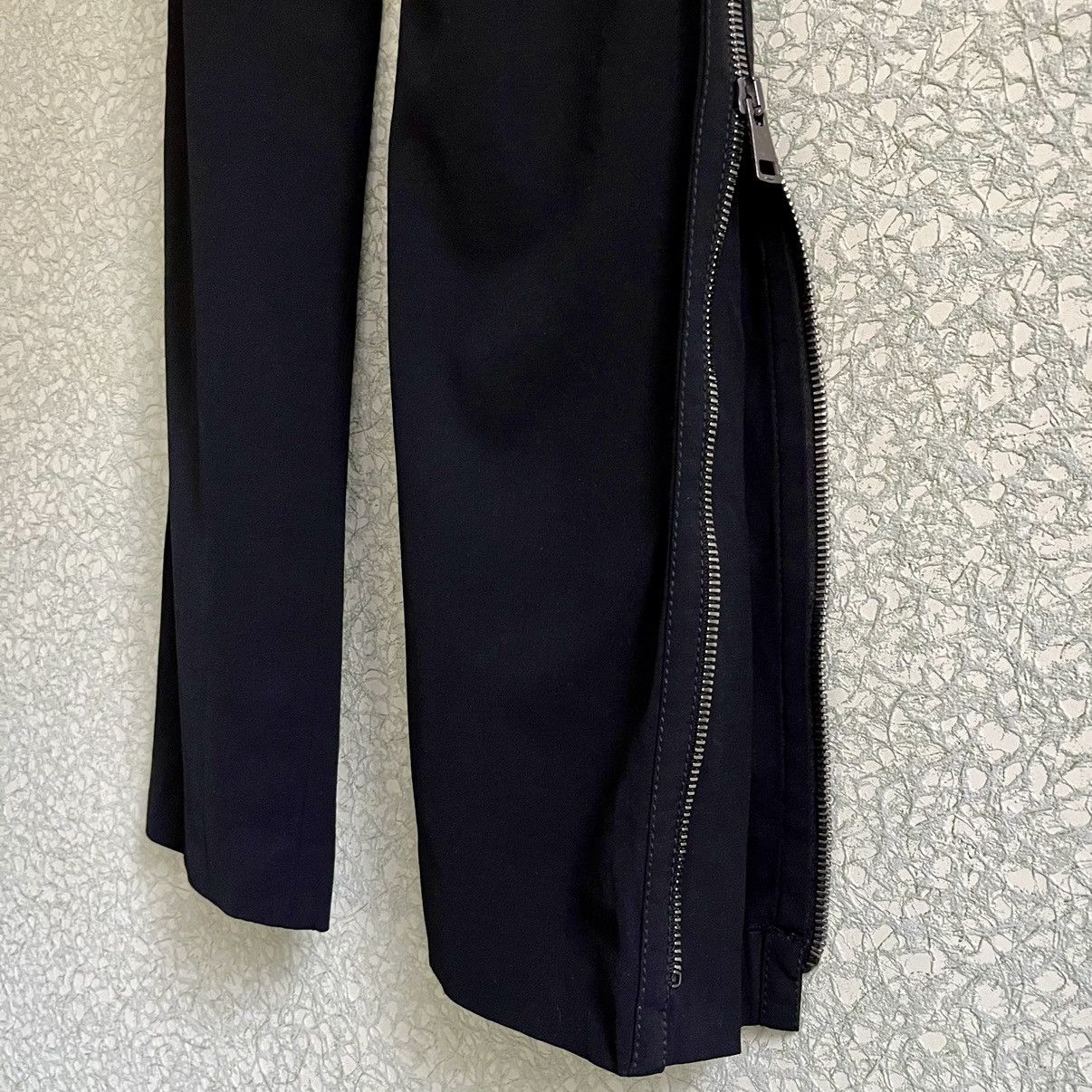 Gucci × Tom Ford AW01 Asymmetric Side Zip Trousers Size 26" / US 2 / IT 38 - 3 Thumbnail