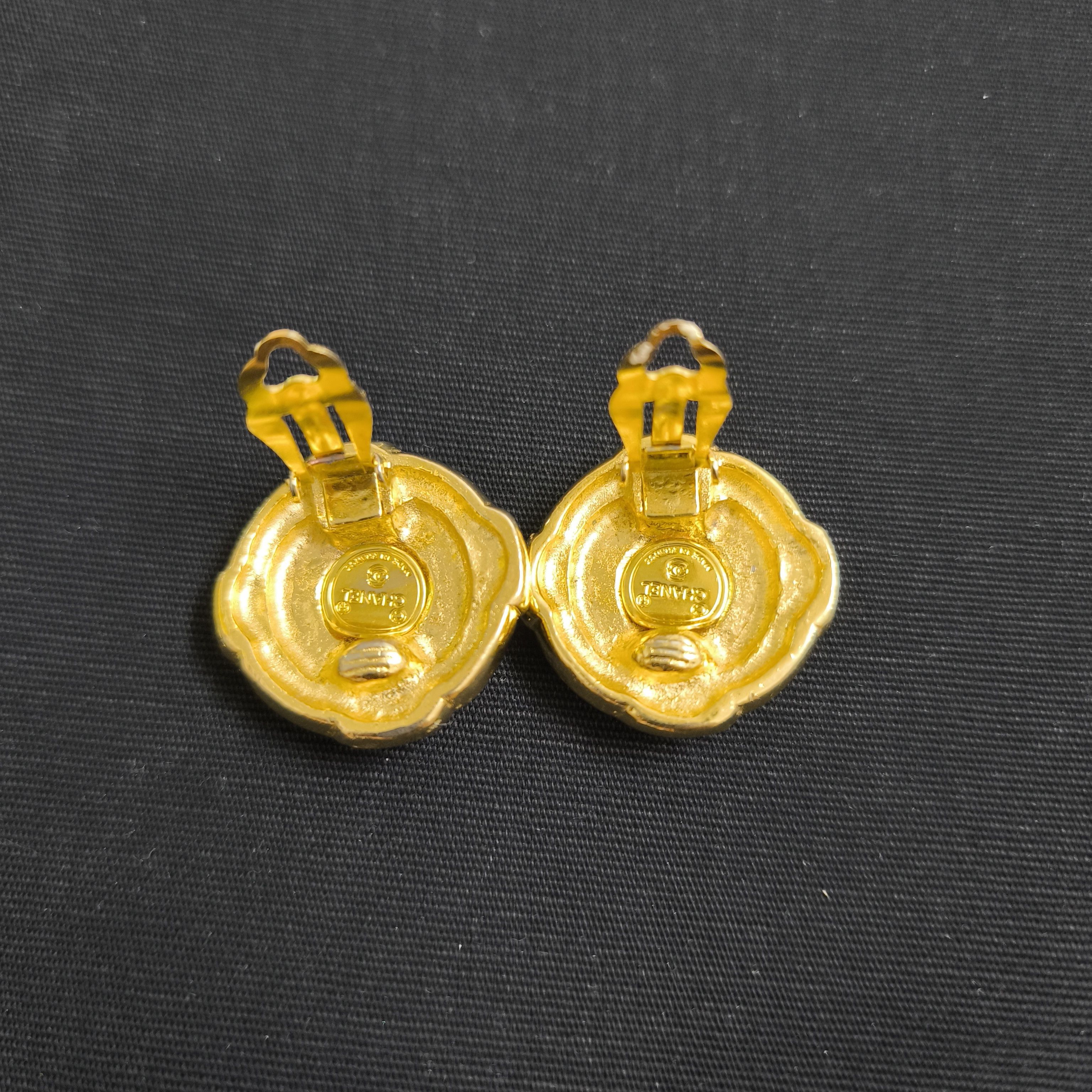 Chanel 70s - 80s Chanel CC Logo Button Clip on earrings Gold Plated Size ONE SIZE - 5 Thumbnail
