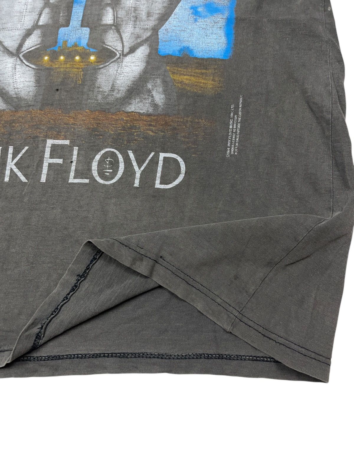 Pink Floyd Vintage 1994 Pink Floyd The Division Bell Distressed T-shirt Size US L / EU 52-54 / 3 - 7 Thumbnail