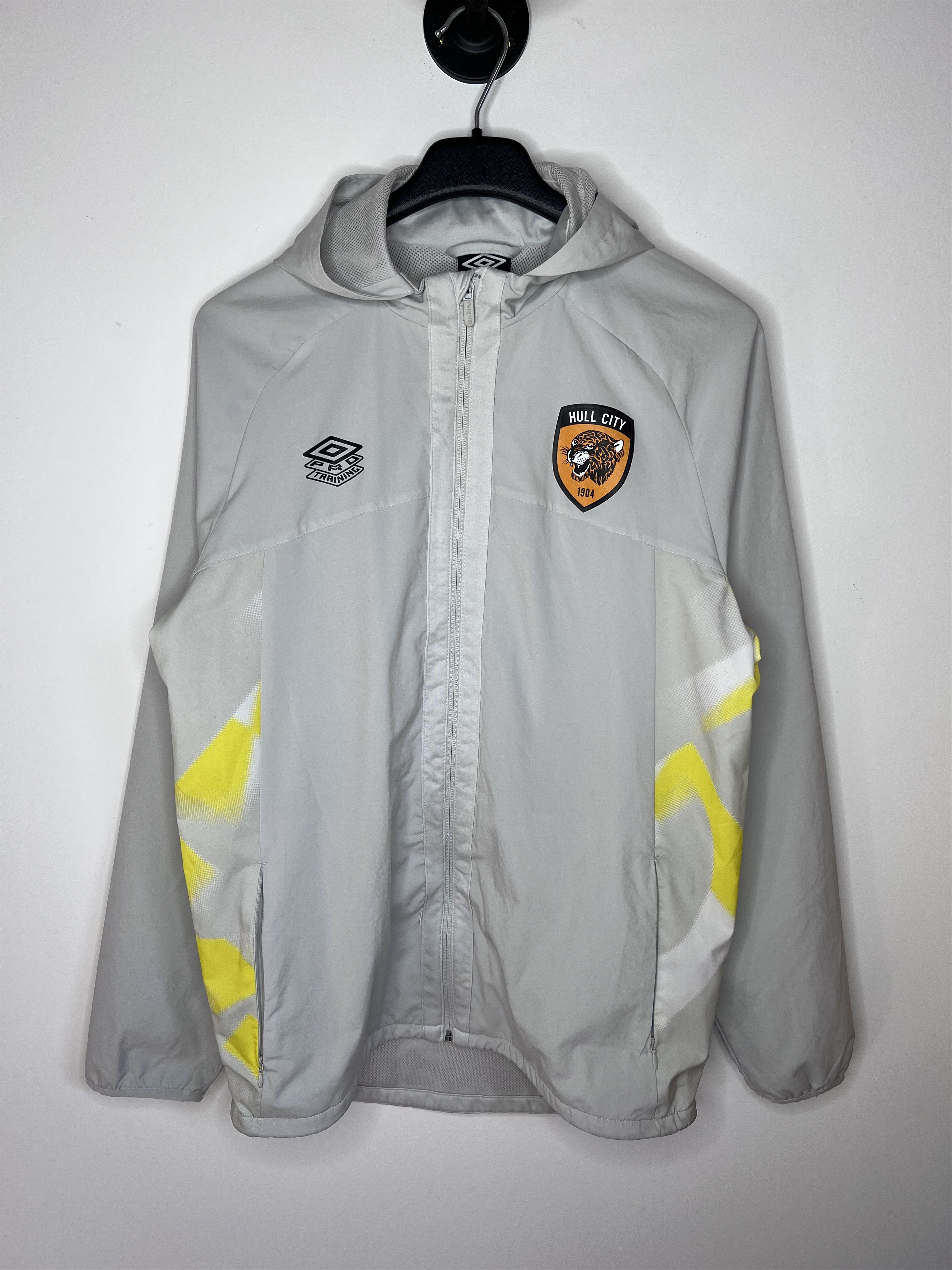 Umbro HULL CITY 2021 2022 TRAINING JACKET FOOTBALL SOCCER UMBRO Size US M / EU 48-50 / 2 - 1 Thumbnail