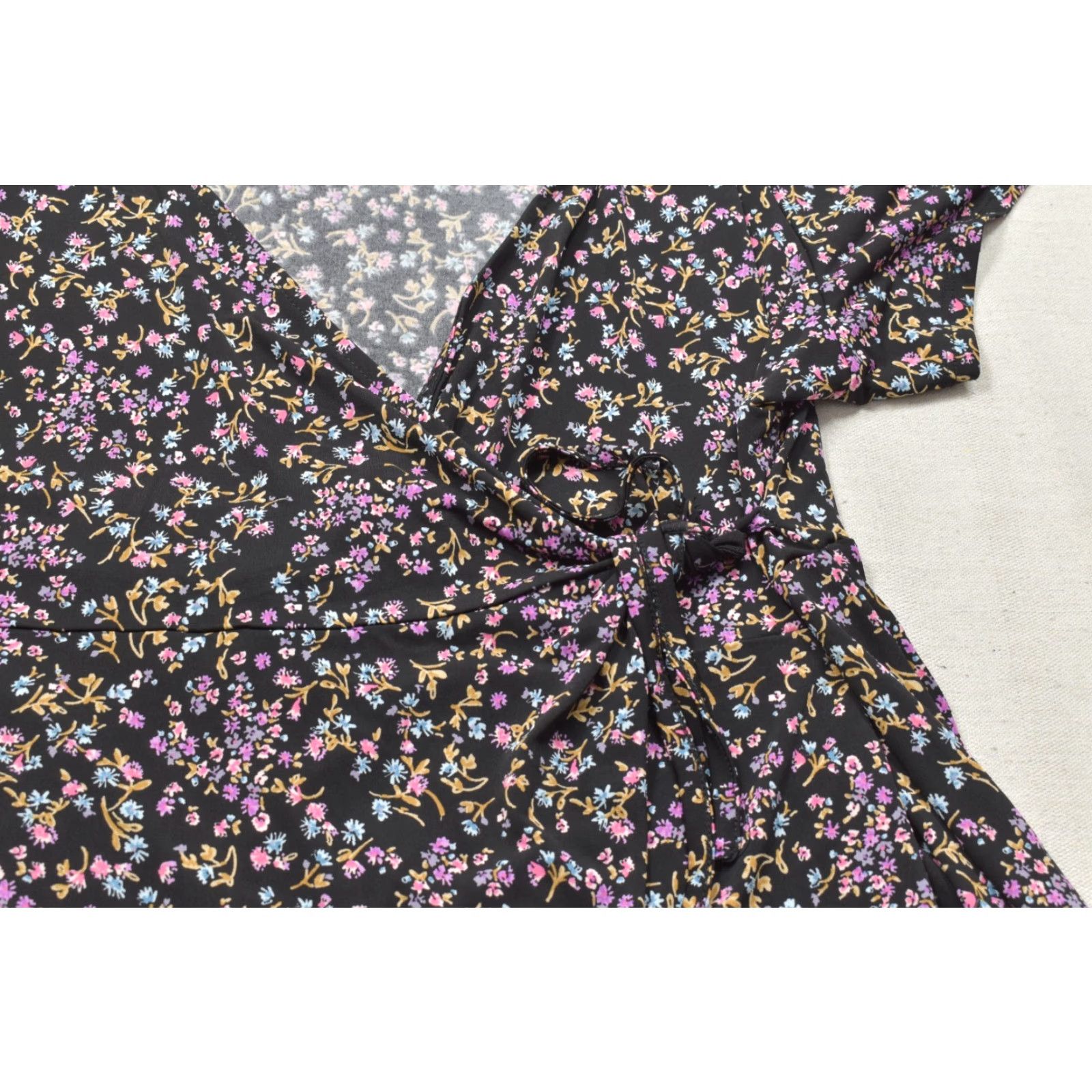 Torrid Torrid Blouse Womens Plus Size 3 Black Floral Short Sleeve V-Neck Polyester Top Casual Spring Summer Fall Mens? Size XS / US 0-2 / IT 36-38 - 6 Thumbnail
