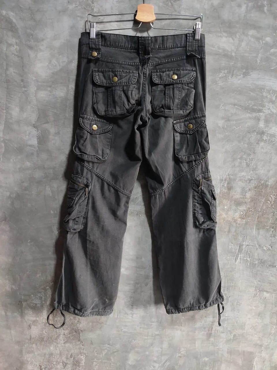 Other Beautiful Black Wash 3D Multipocket Cargo Low Rise Pants Size US 29 - 4 Thumbnail