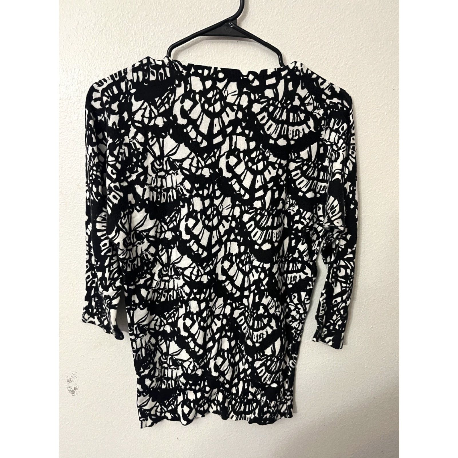 DKNY DKNYC Top Women's 3/4 Sleeve Lightweight Sweater size Small Black White Print Size S / US 4 / IT 40 - 3 Thumbnail