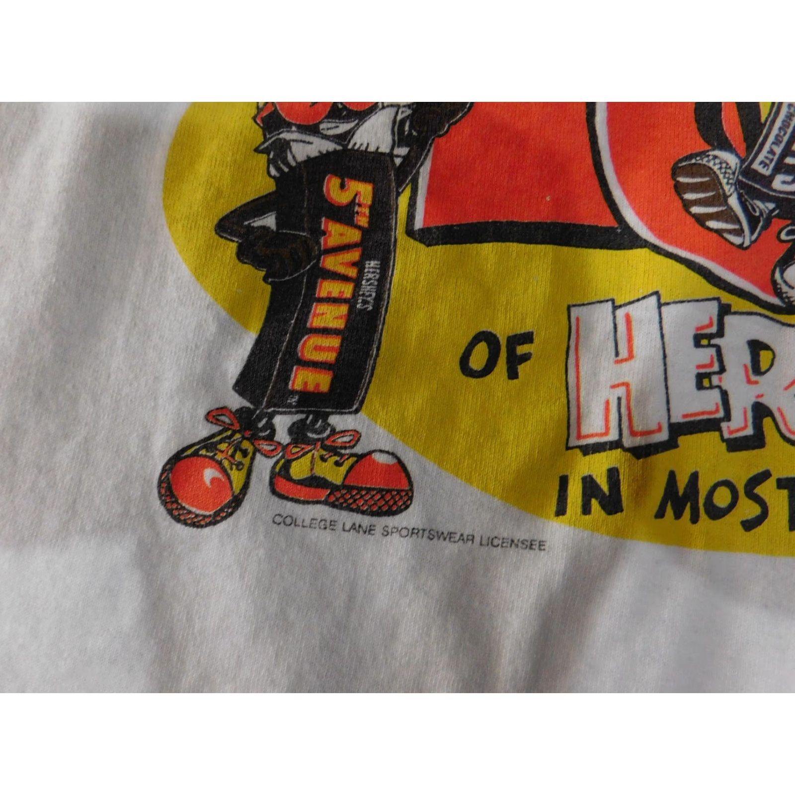 Vintage VINTAGE Hershey Shirt Mens Large White Graphic Print 90s Candy Bar Reese's Twizzlers Hershey's Kiss 5th Avenue Bar None 1995 College Lane T-Shirt Mens Size US L / EU 52-54 / 3 - 5 Thumbnail
