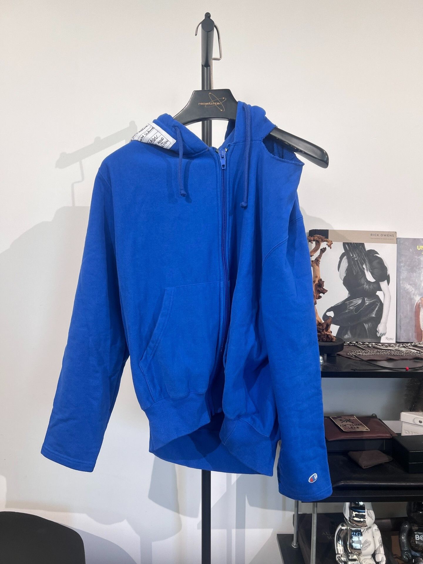 Vetements Vetements x Champion Off-Shoulder Distressed Hoodie XS Size XS / US 0-2 / IT 36-38 - 1 Thumbnail
