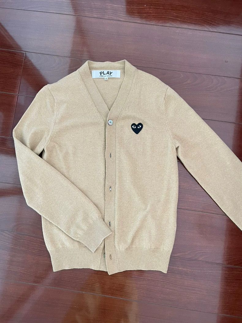 トップス PLAY COMME des GARCONS CARDIGAN BEIGE M comme des garçons play knit cardigan (creme) | a.plus