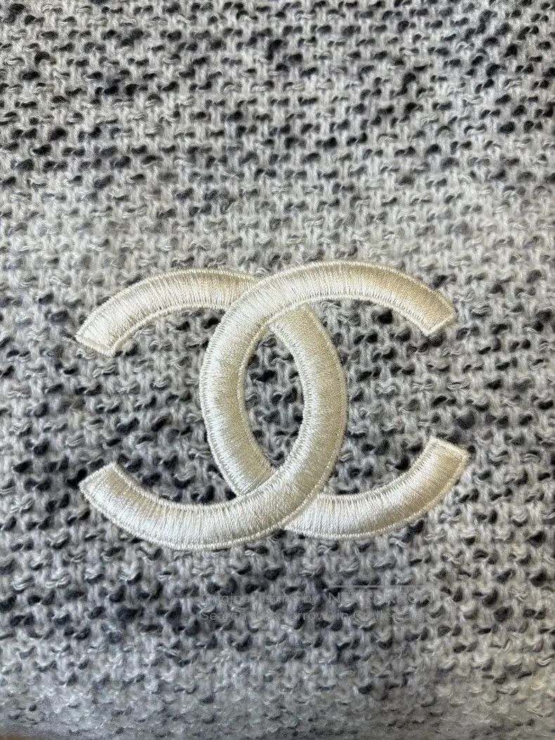 Chanel Chanel Grey and white cashmere large logo knitted shawl sc Size ONE SIZE - 4 Thumbnail