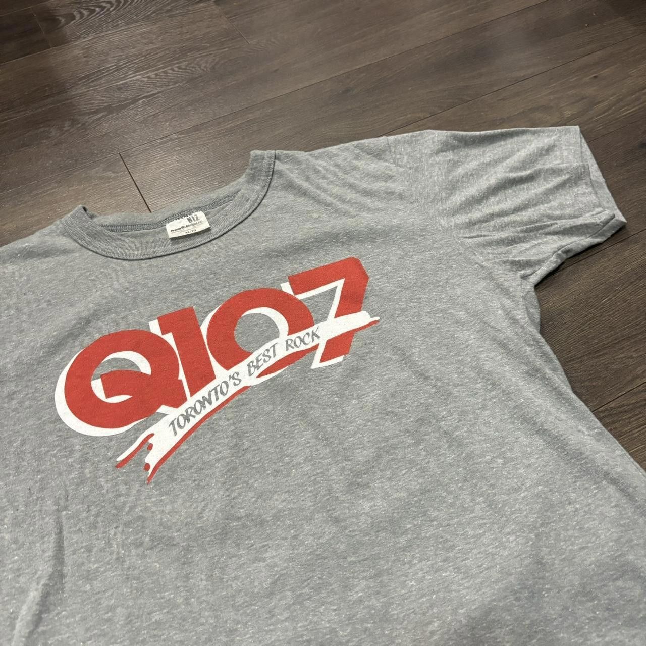 Designer vintage Q107 torontos best radio t shirt 80s M Size US M / EU 48-50 / 2 - 1 Thumbnail