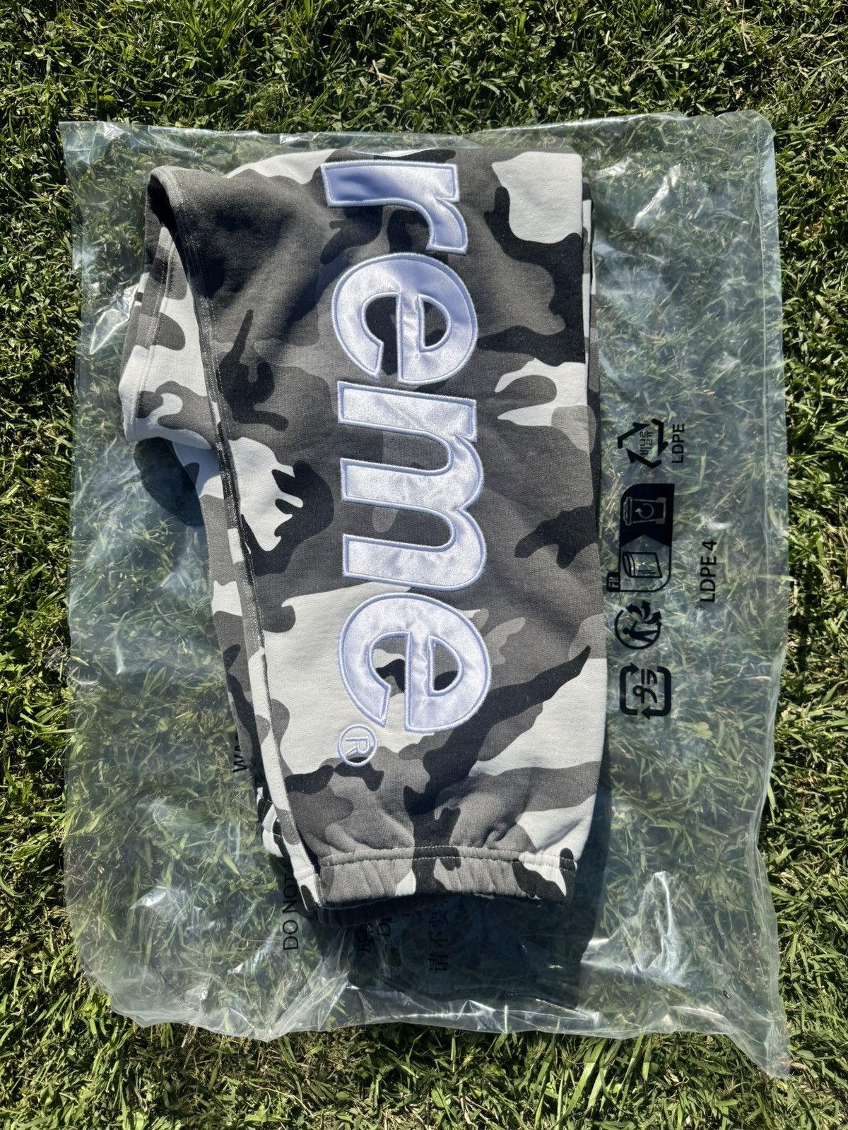Supreme Supreme Satin Appliqué Sweatpants Snow Camo Size US 32 / EU 48 - 2 Thumbnail