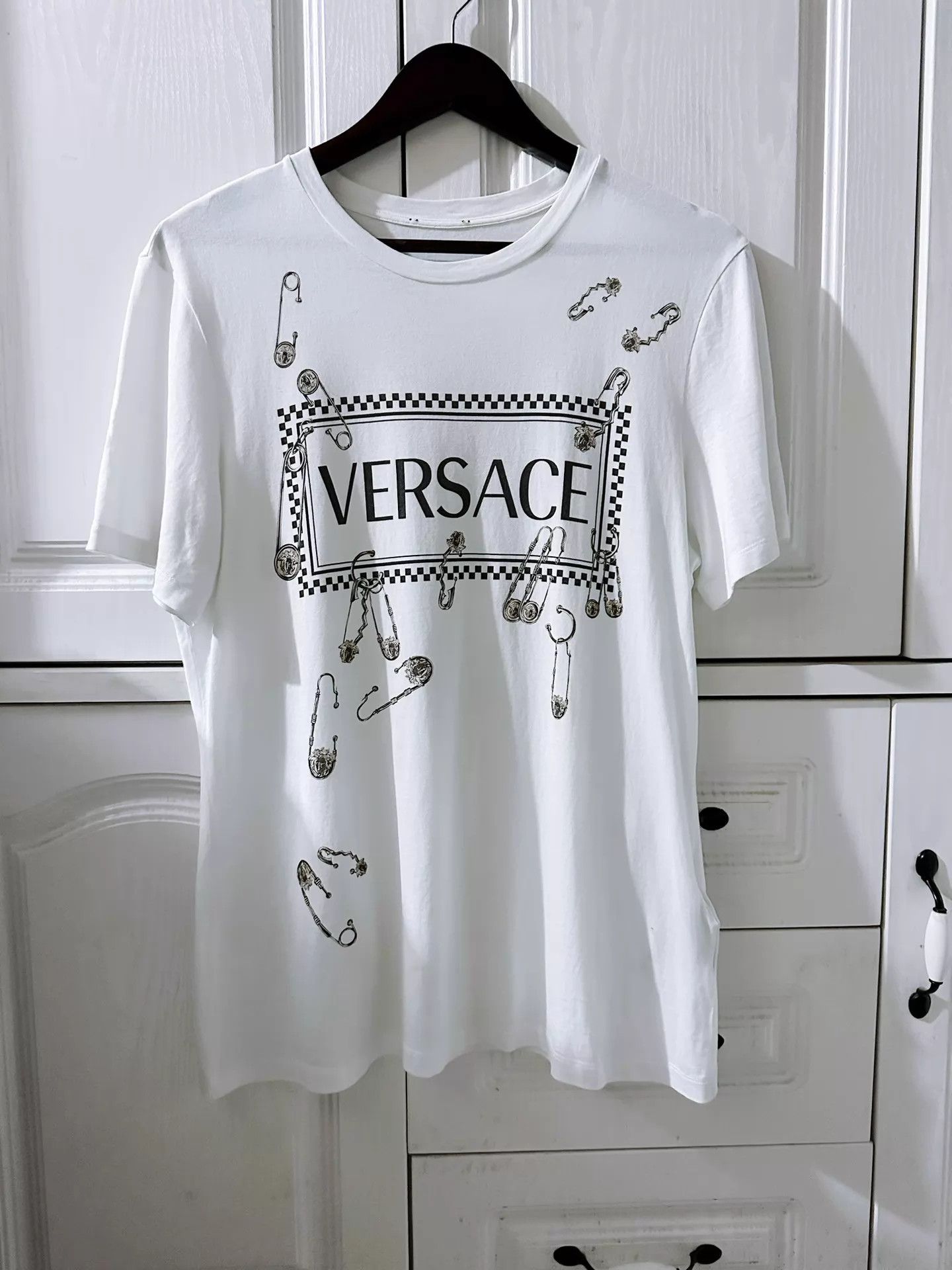 Versace Versace Safety Pin Print Short Sleeve Tee 95 New Size US S / EU 44-46 / 1 - 1 Thumbnail
