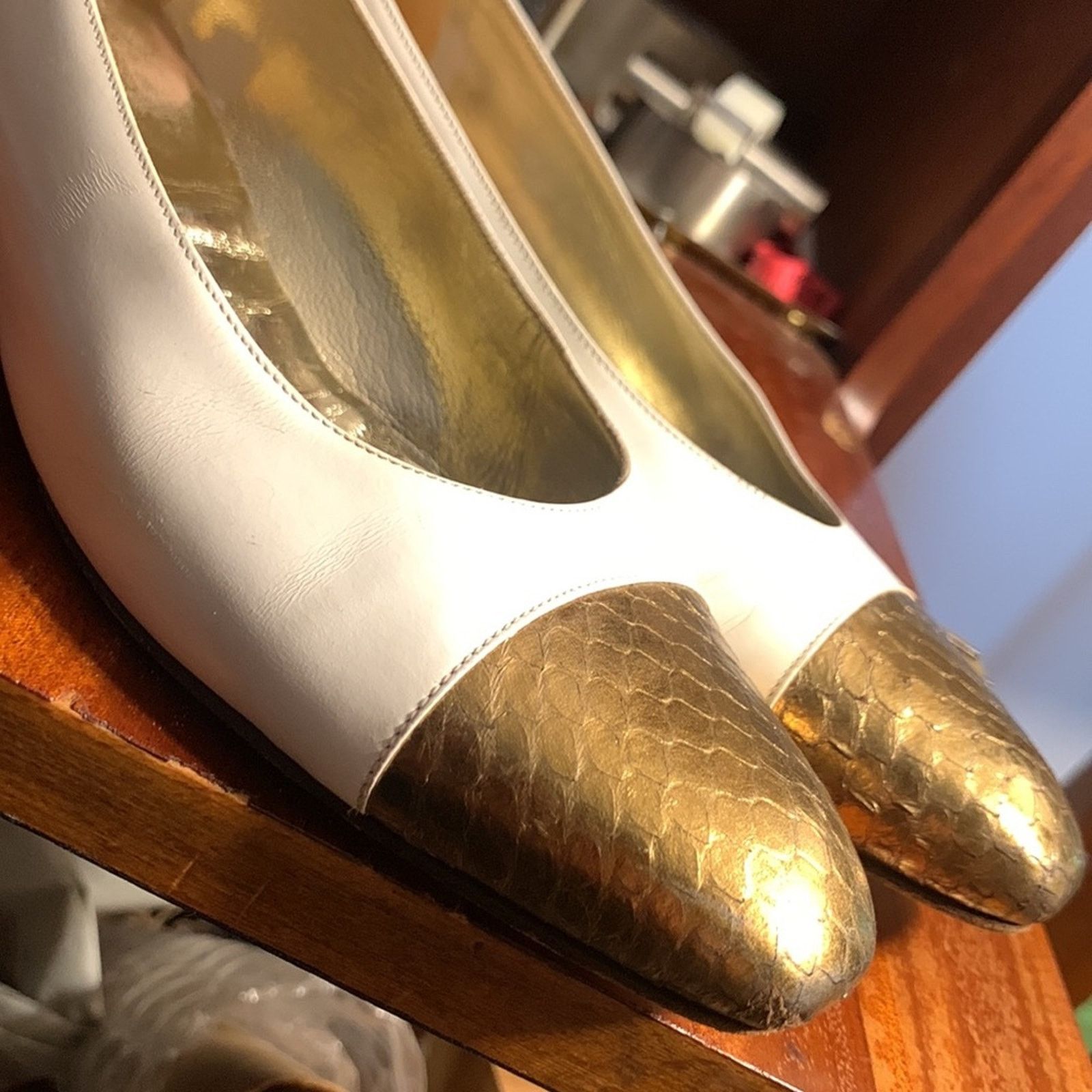 Salvatore Ferragamo 80’s Ferragamo Italy ballet flats white gold snakeskin cap Size US 8 / IT 38 - 3 Thumbnail