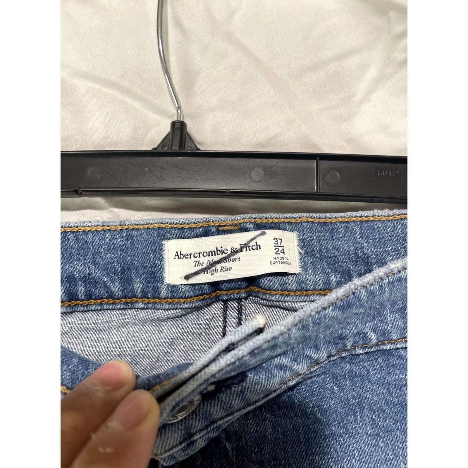 Abercrombie & Fitch Abercrombie & Fitch Shorts Womens 37 24 Denim The Mom High Rise Distressed Hem Blue 5-Pocket Classic Casual Womens Size 25" / US 0 / IT 36 - 5 Thumbnail