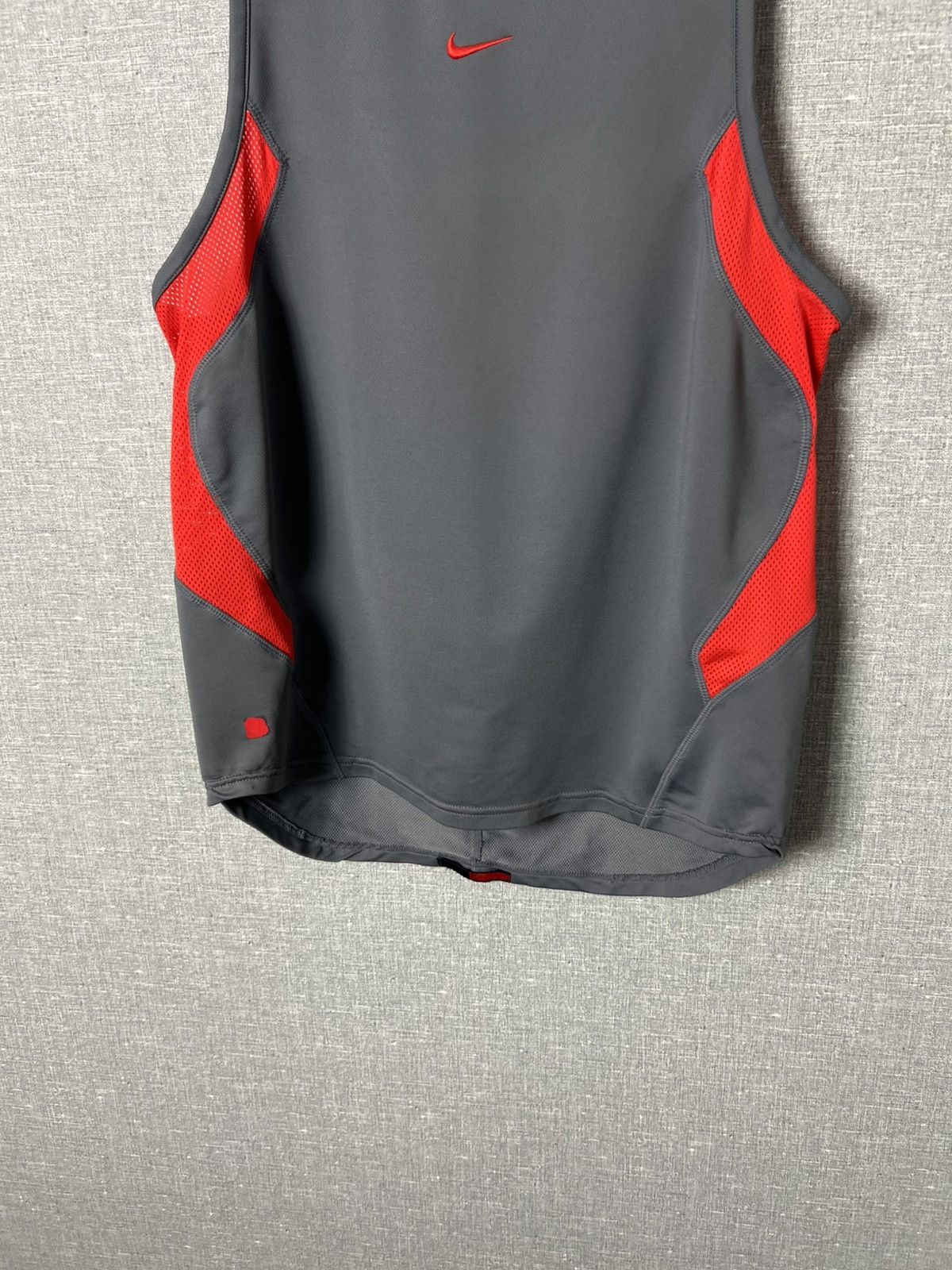 Nike Vintage Nike Center Embroidered Logo Sphere Dry Tank Top Size US M / EU 48-50 / 2 - 4 Thumbnail