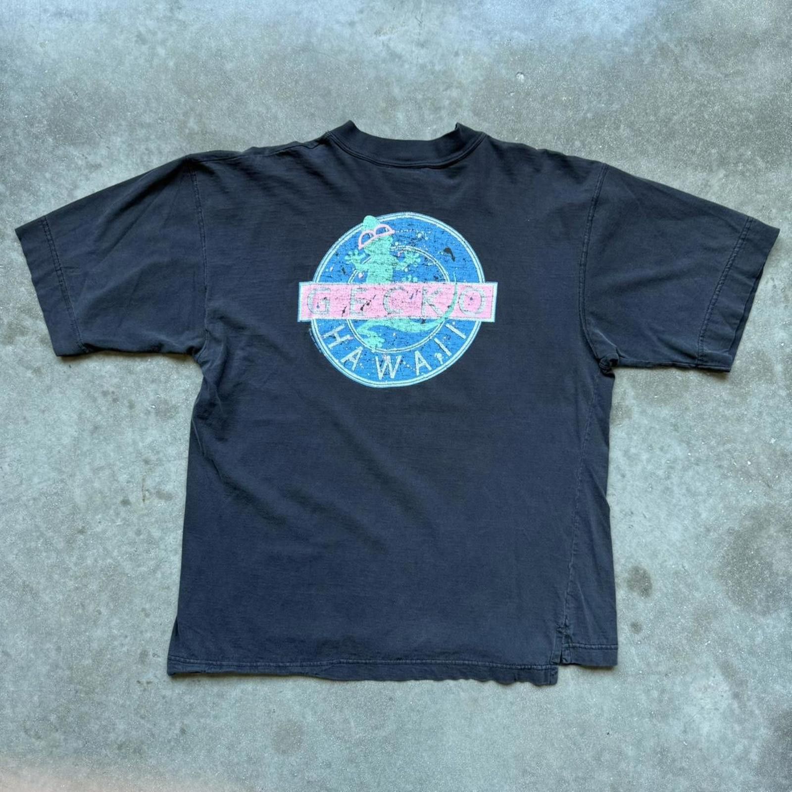 Other Happy T-Shirts Inc “Hawaii Gecko” Mock Neck Vintage T-shirt Size US XL / EU 56 / 4 - 2 Thumbnail