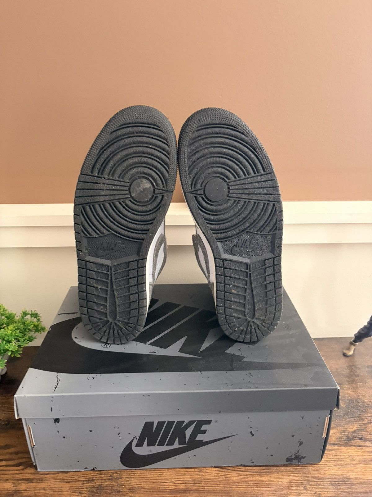 Jordan Brand Air Jordan 1 Retro High OG Black/White/ Light Smoke Grey Size US 9 / EU 42 - 6 Thumbnail
