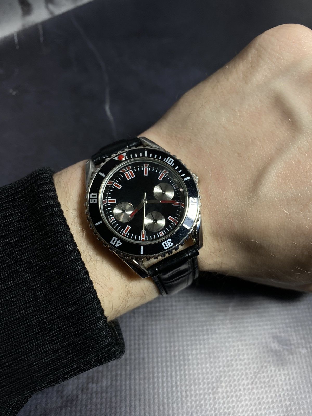 Vintage Avon Black Diver Quartz Watch Sporty Vintage Style ⌚ Size ONE SIZE - 2 Thumbnail