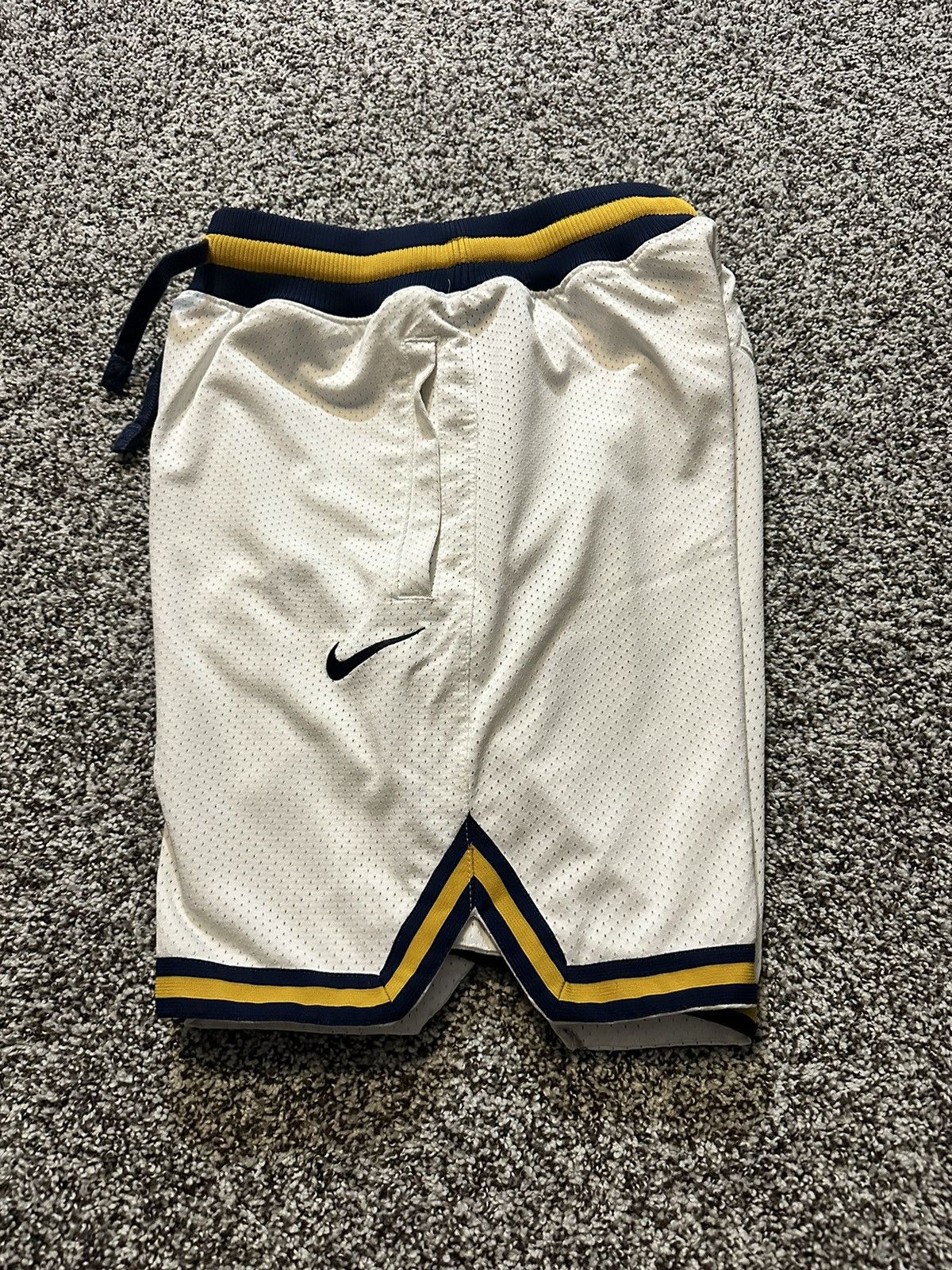 Nike Nike Michigan Basketball Shorts Size US 31 - 1 Thumbnail