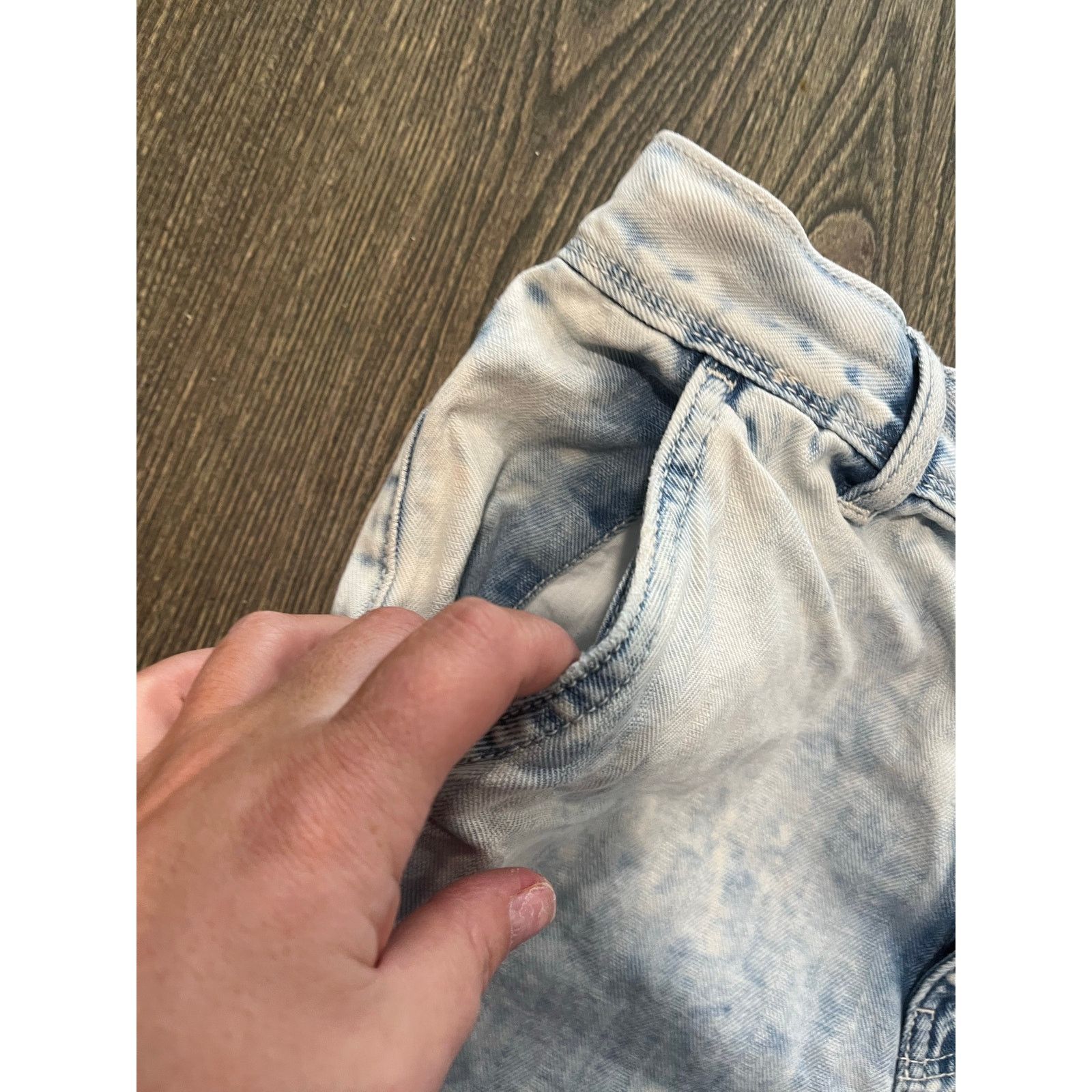 American Eagle Outfitters American Eagle Mom Shorts High Rise Denim Raw Hem Blue Sz 6 Size 28" / US 6 / IT 42 - 3 Thumbnail