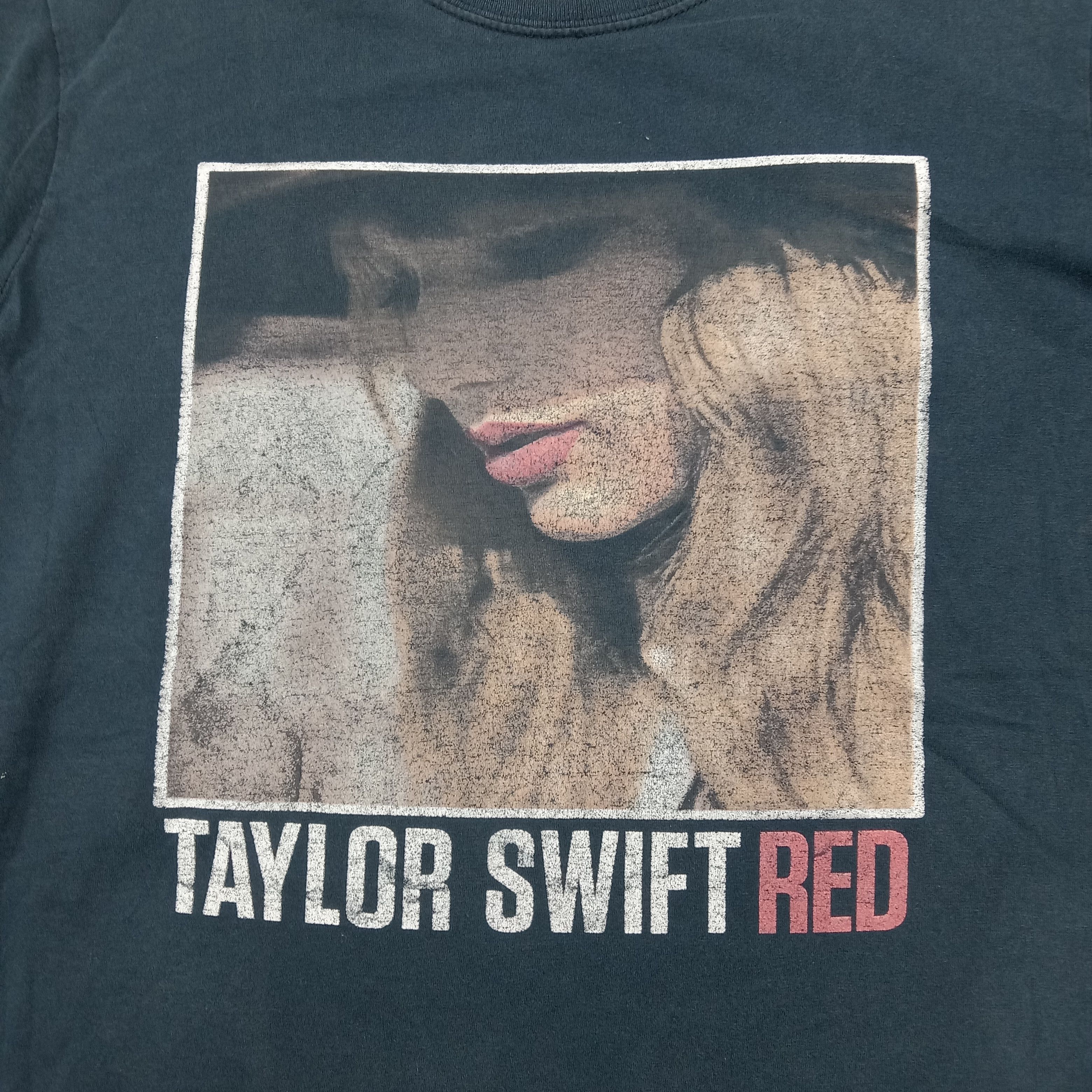 Band Tees Taylor Swift American Singer Red Tour 2013 Tshirt C294N31 Size US M / EU 48-50 / 2 - 2 Thumbnail