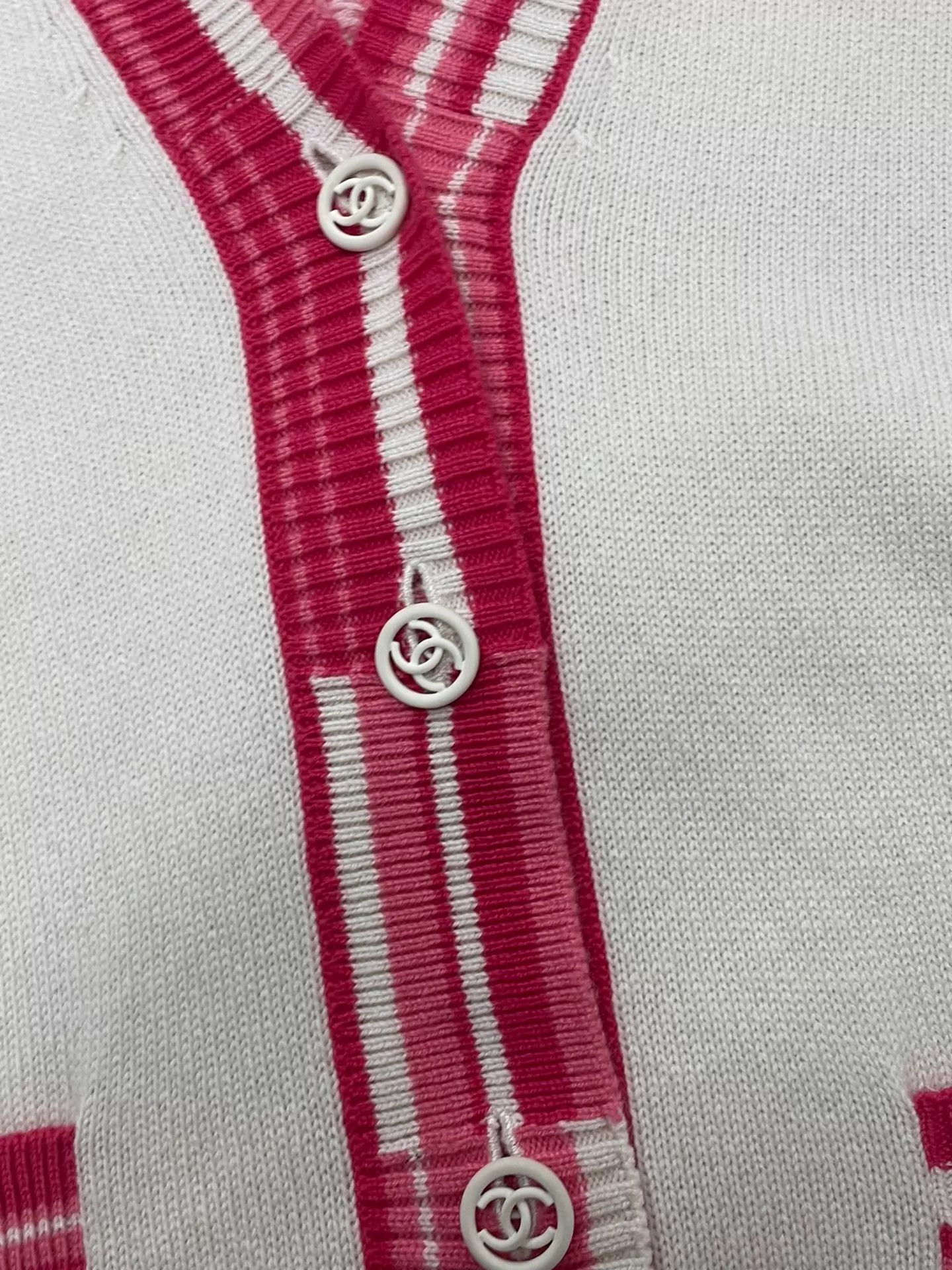 Chanel Chanel Red & White Cashmere Knitted Cardigan 34 Size XS / US 0-2 / IT 36-38 - 2 Thumbnail