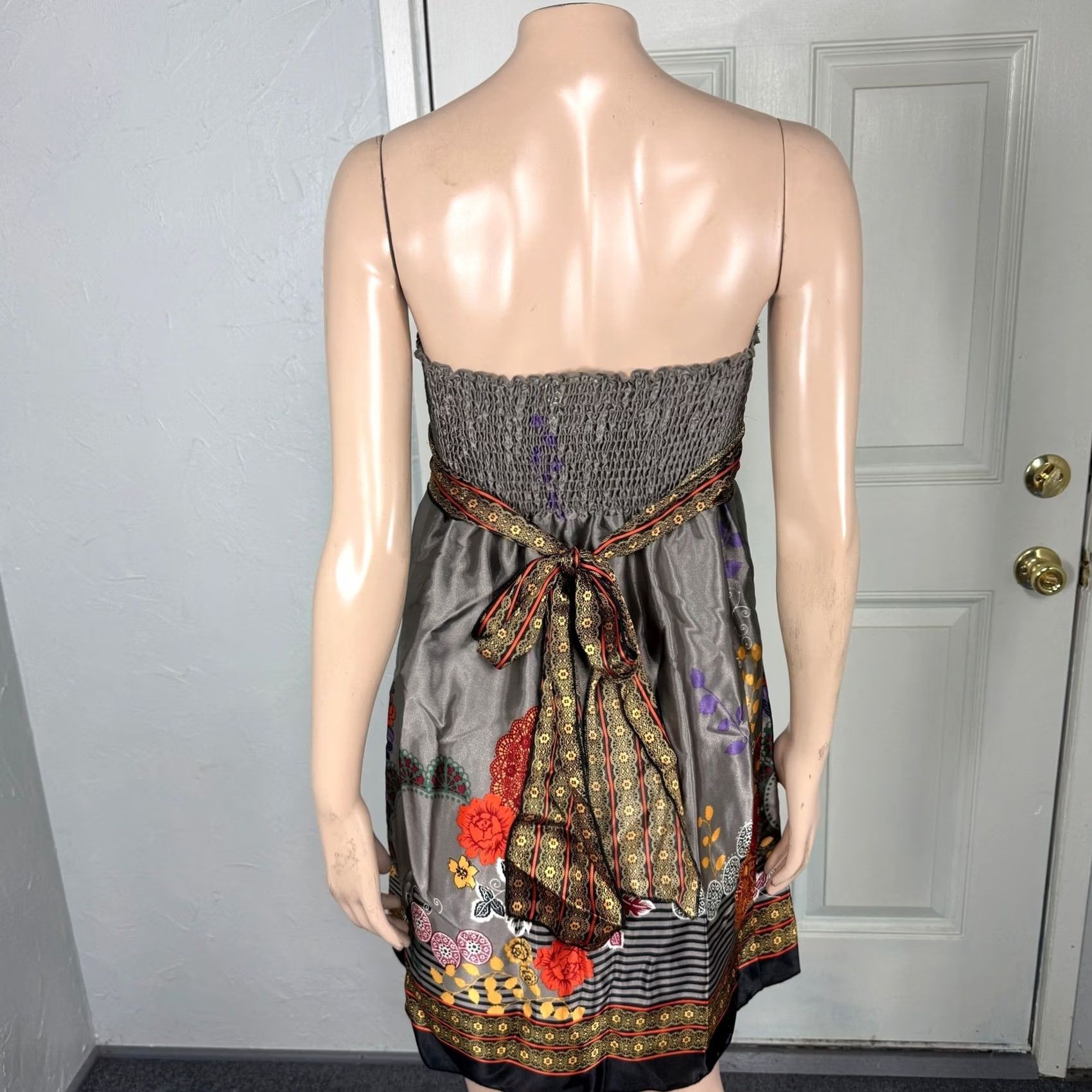Vintage VINTAGE Charlotte Russe Dress S Polyester Satin Floral Strapless Smocked W7 Gray Casual Ladies Women'S? Size S / US 4 / IT 40 - 4 Thumbnail