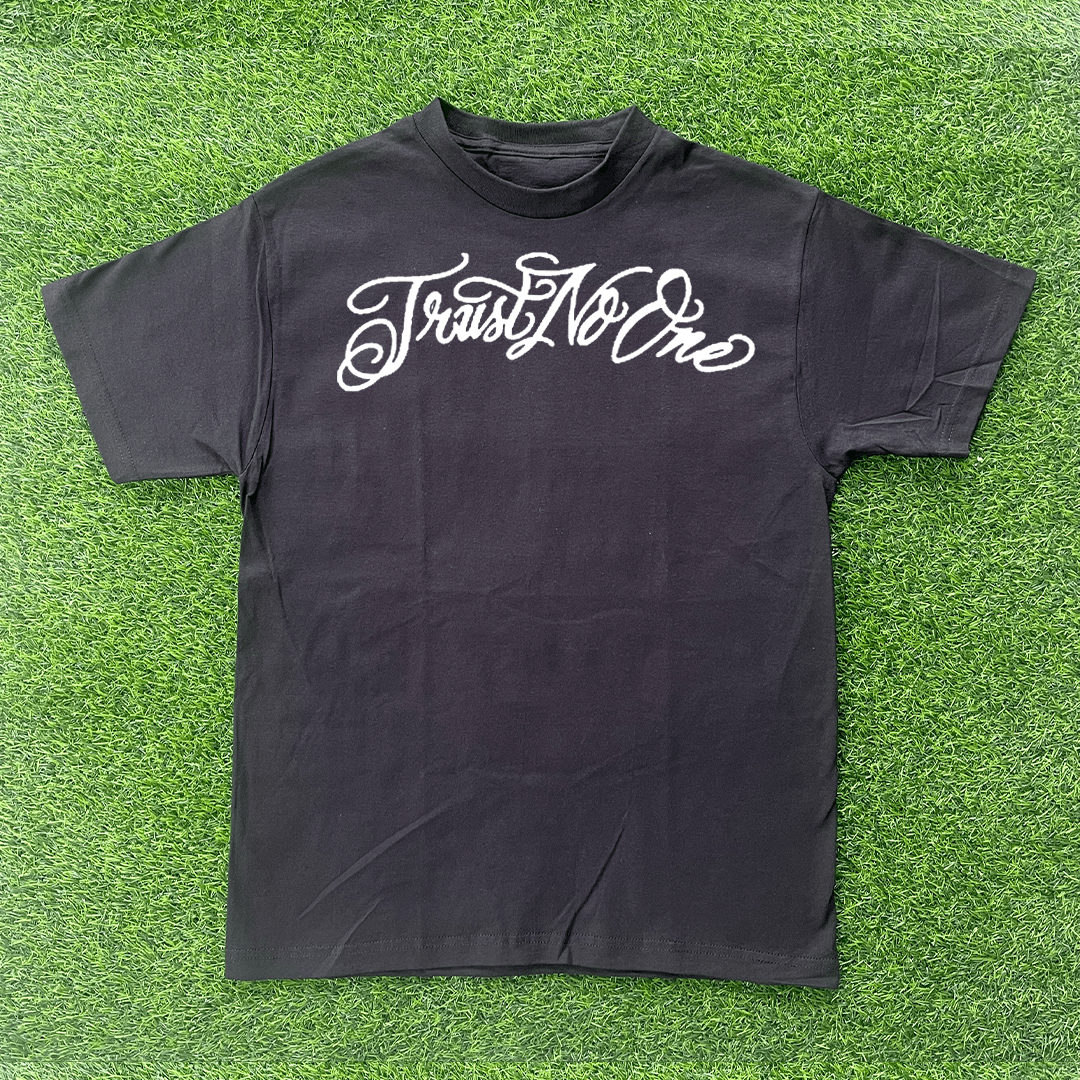 Vintage TRUST NO ONE TSHIRT Size US L / EU 52-54 / 3 - 1 Preview
