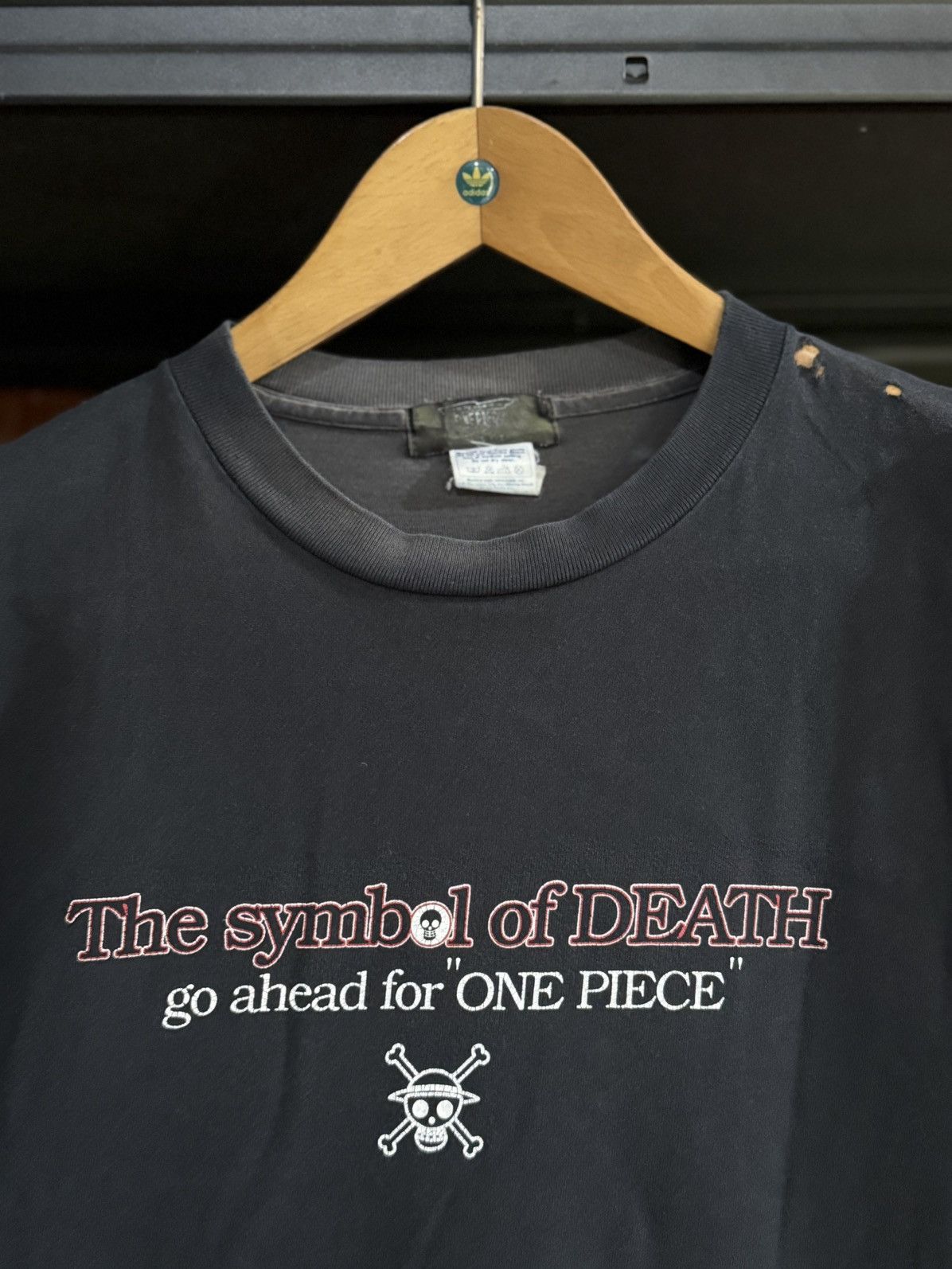 Anime × Vintage Thrashed Vintage One Piece The Symbol Of Death Logo Tee Size US L / EU 52-54 / 3 - 7 Thumbnail