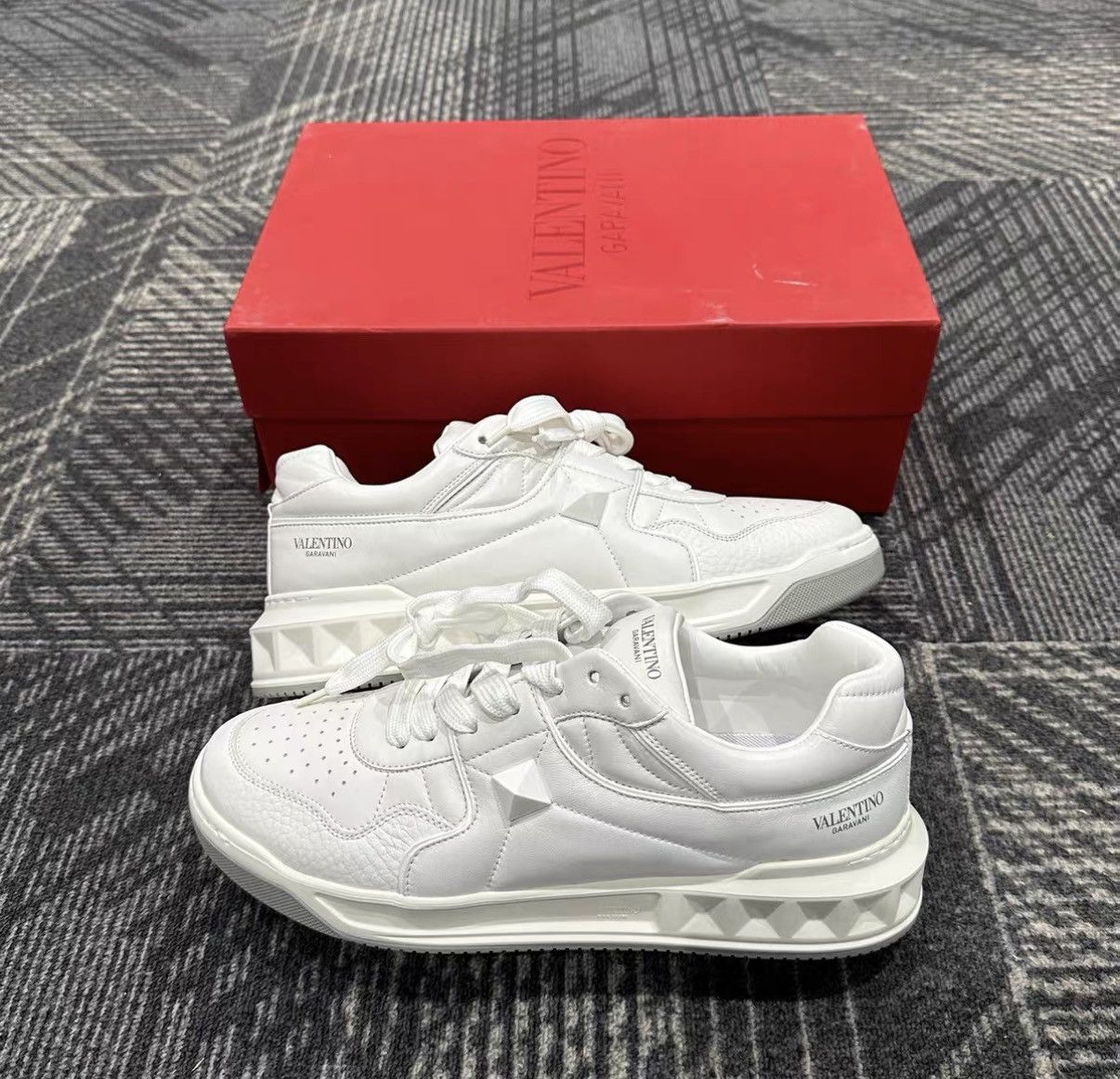 Valentino Valentino One Stud White Lambskin Sneakers J42 Size US 8.5 / EU 41-42 - 4 Thumbnail