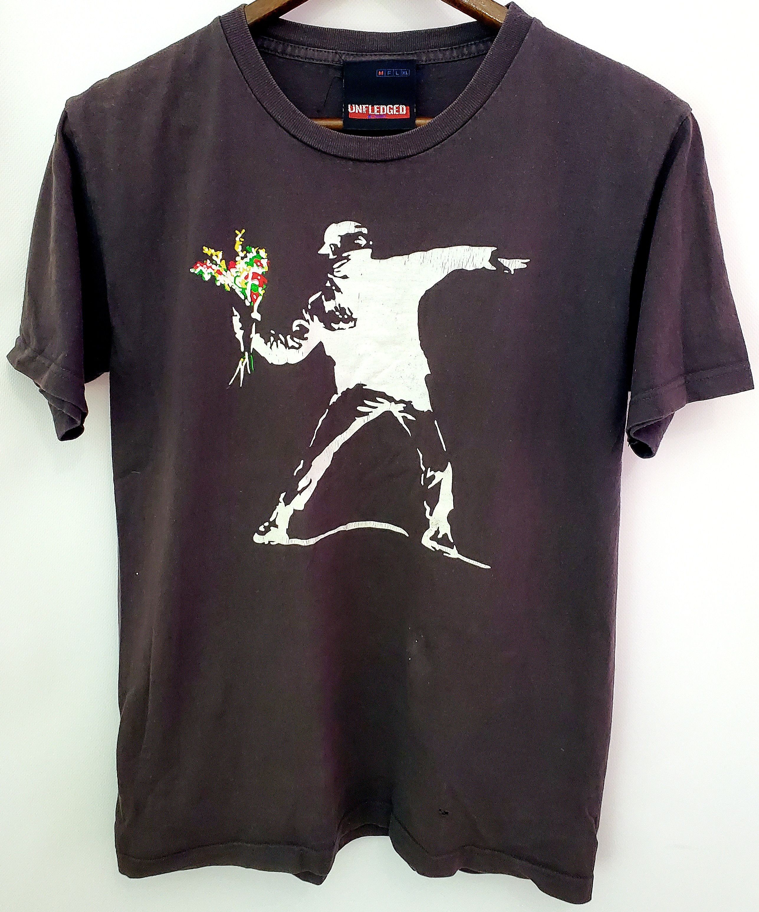 Vintage Vintage Y2k 00s Banksy Street Art Flower Boy Tshirt Hype M Size US M / EU 48-50 / 2 - 1 Thumbnail